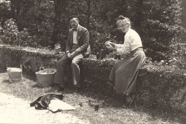 El matrimonio Nicolai y Dorothy Woevodski comparte un picnic Caja
