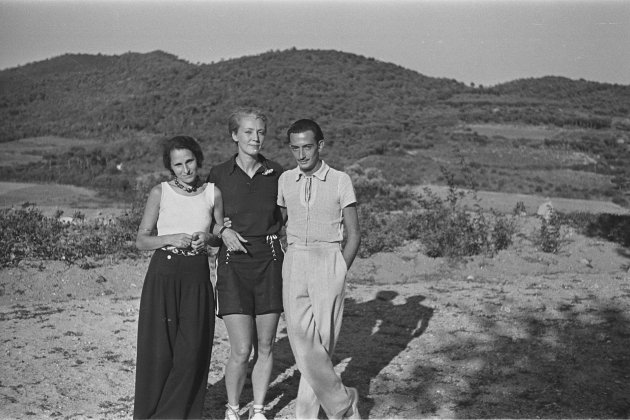 Gala i Salvador Dalí i (al centre) Roussadana Mdivani, muller del pintor Josep Maria Sert. Cap Roig (1932 1938)
