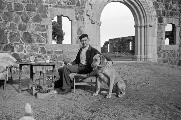 Nicolai Woevodski acompañado de su perro, ante el castillo de Cap Roig en construcción