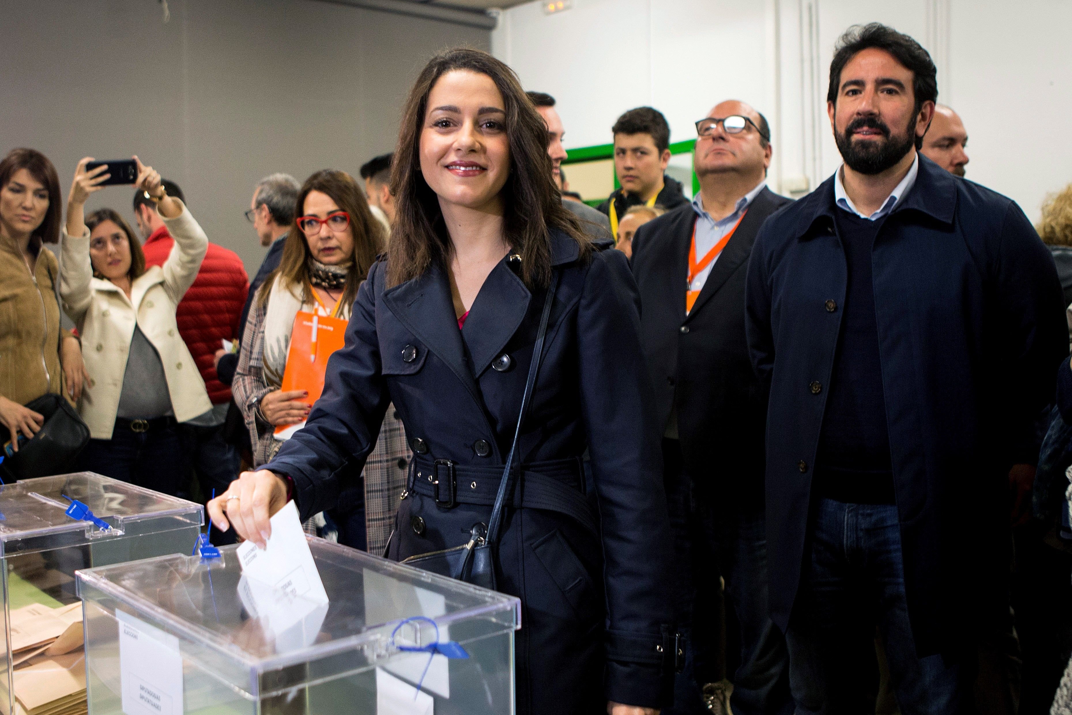 Arrimadas s'emporta una 'cobra' del col·legi electoral i es fa la víctima