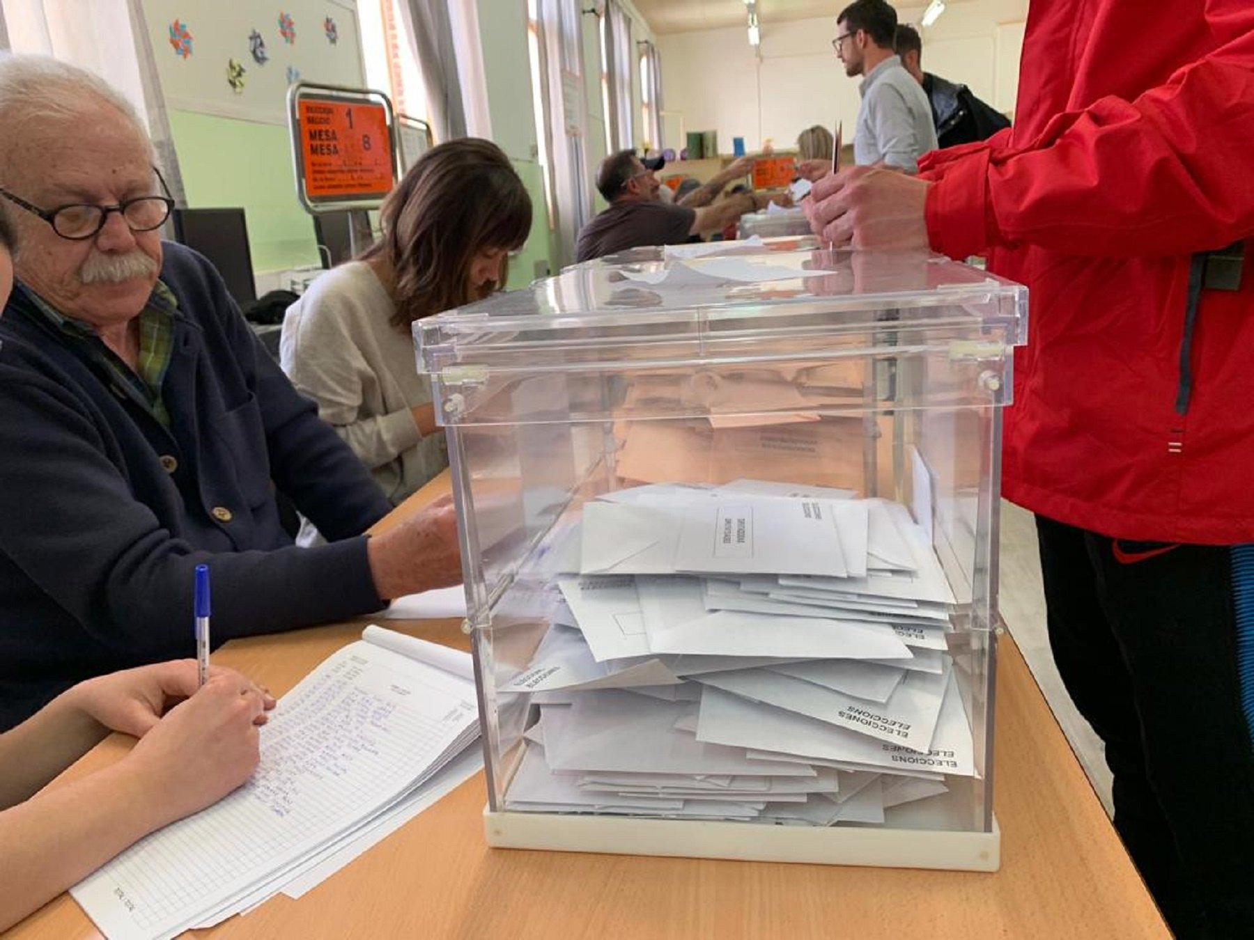 El 26-M a Catalunya: 8.365 taules en 2.691 col·legis i 6.000 agents policials