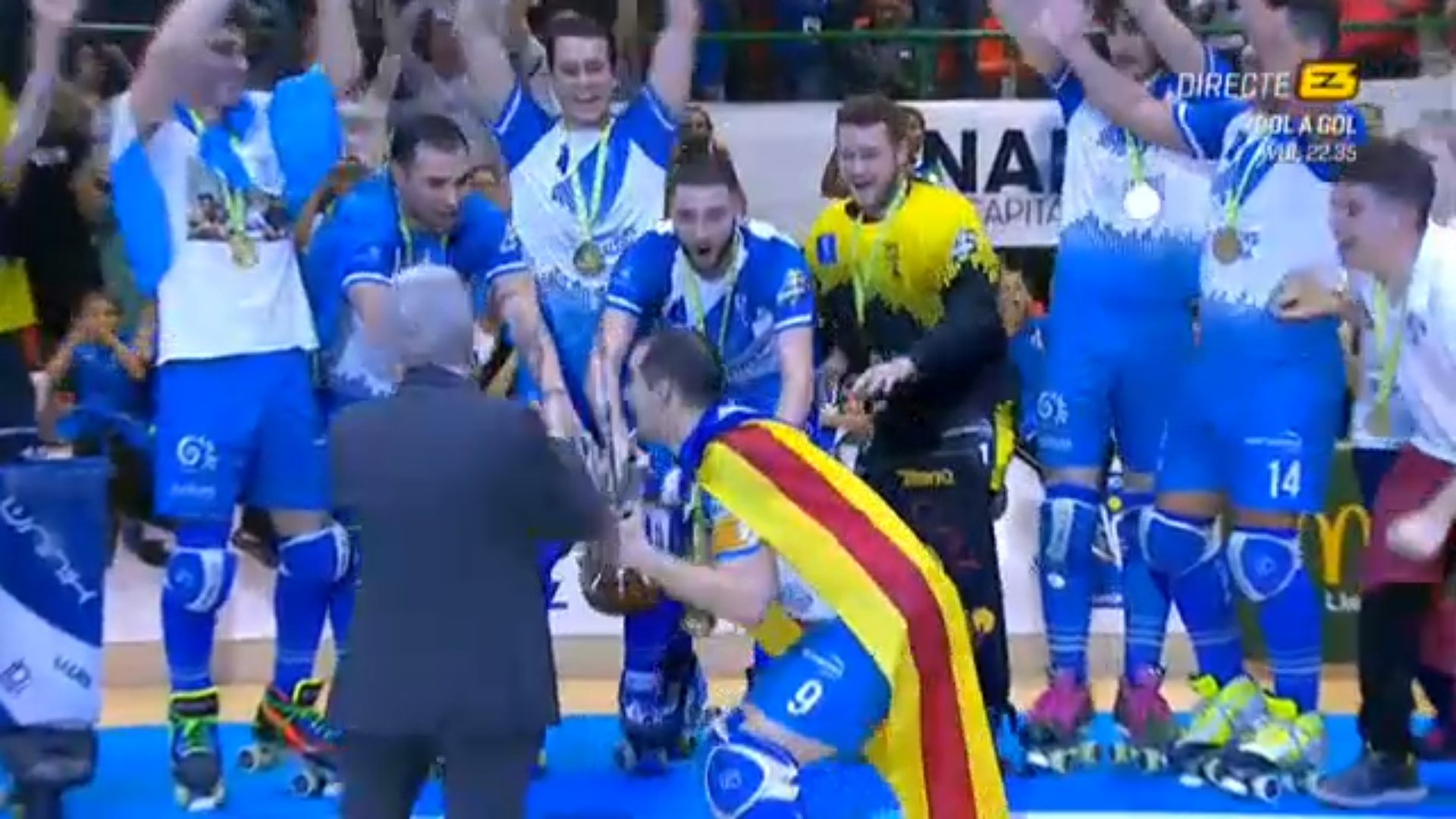 El capità del Lleida celebra el campionat d'Europa lluint l'estelada