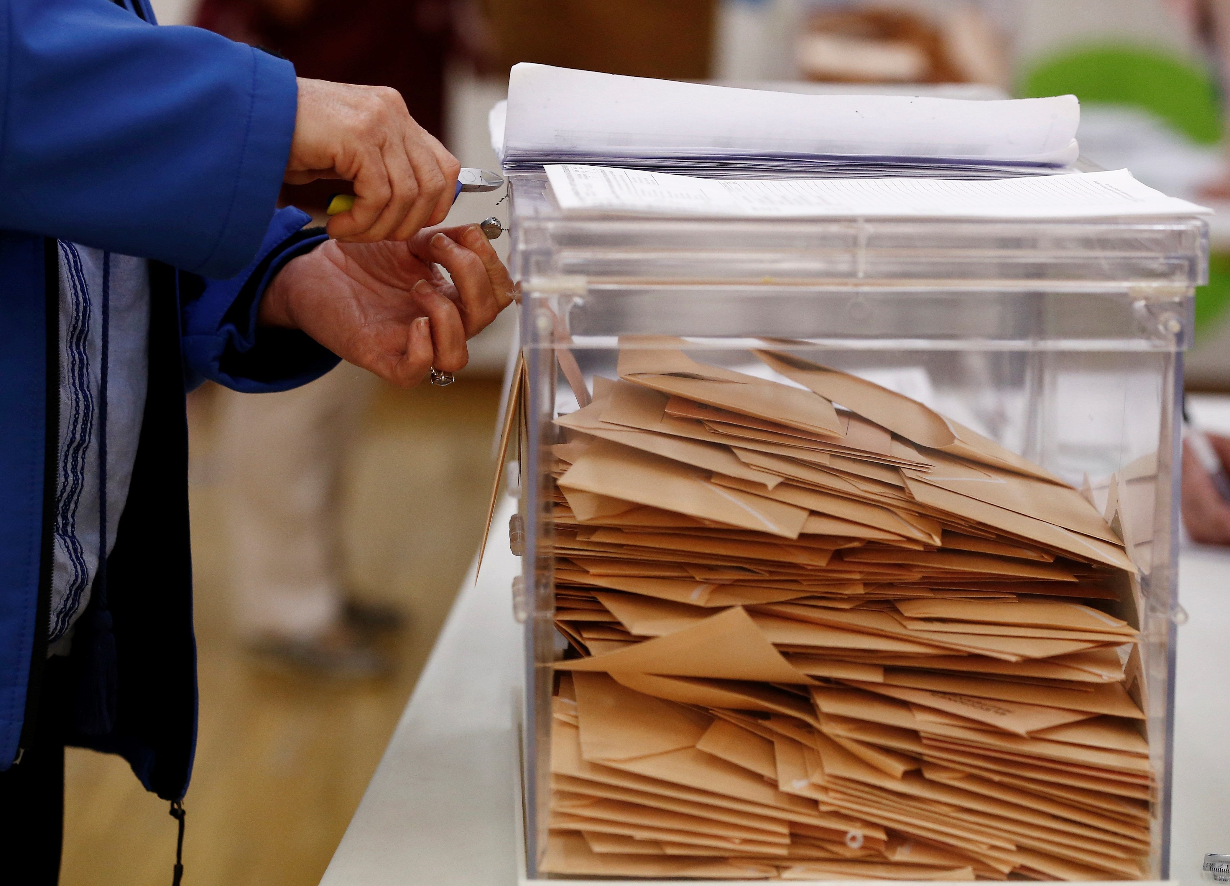 Més d'un centenar de catalans a l'estranger denuncien no poder votar el 28-A