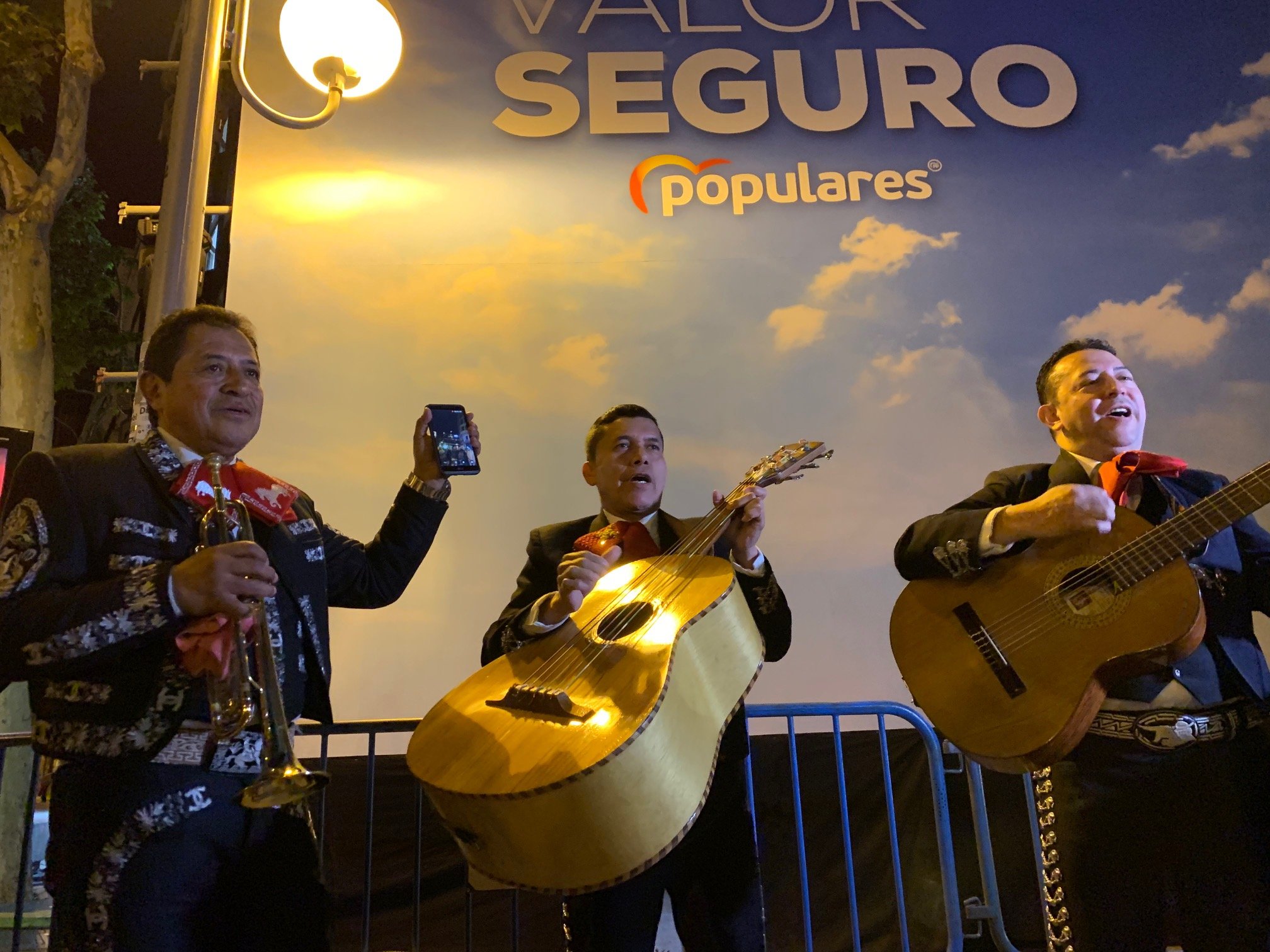 El toque surrealista de la noche electoral del PP: mariachis en la puerta