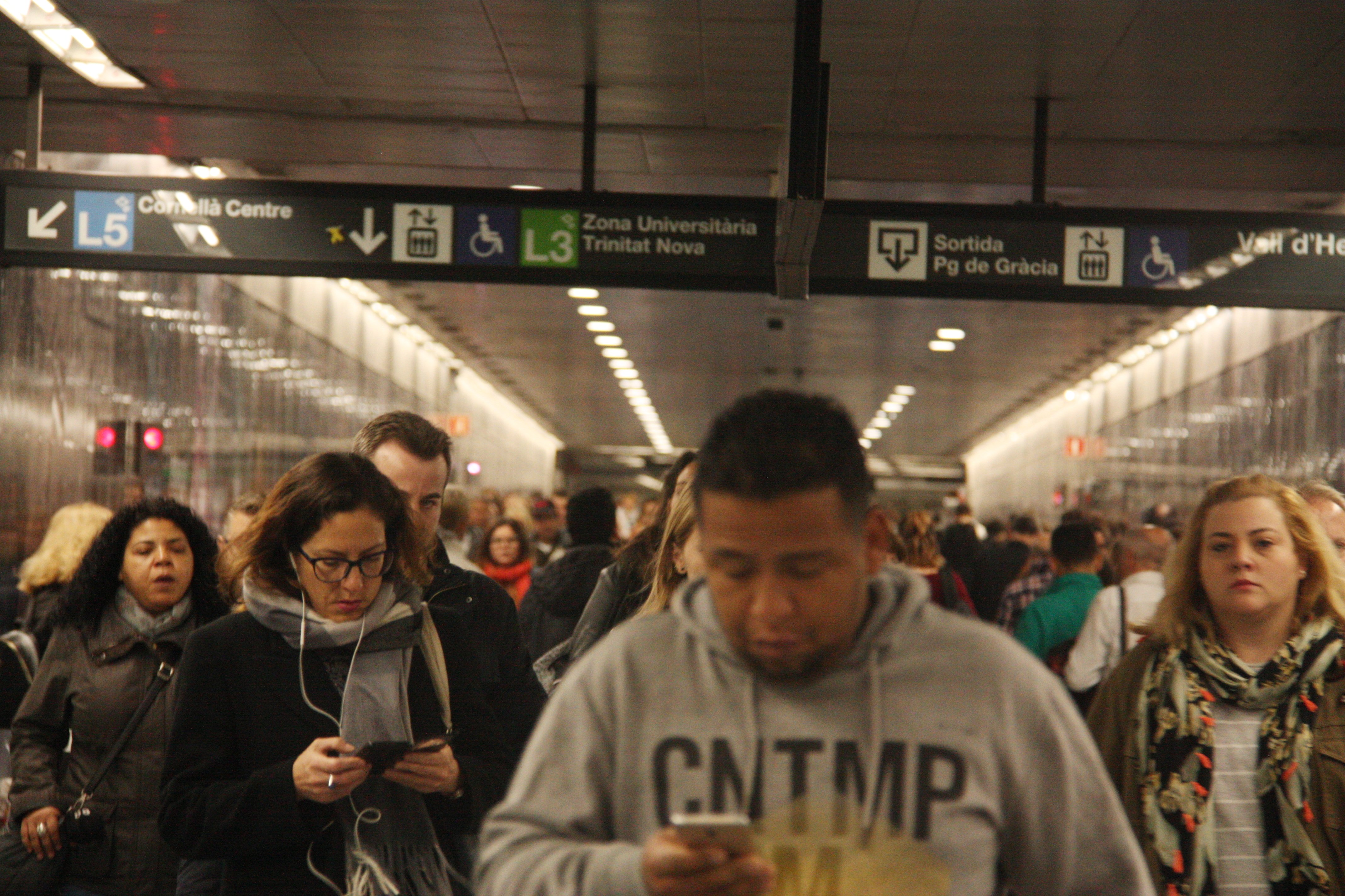 La vaga de metro obliga a regular els accessos a estacions de l'L5