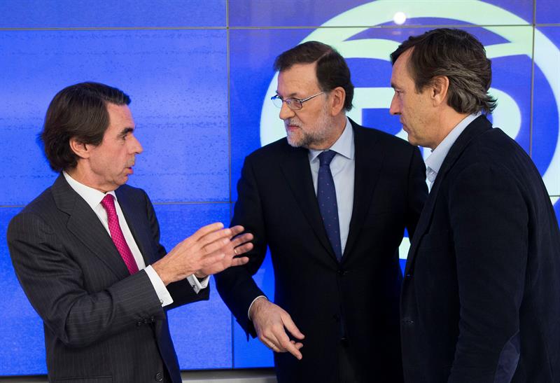 Aznar fa miques la victòria de Rajoy