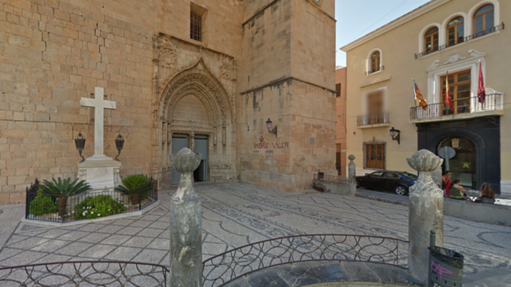 Els veïns d'un poble d'Alacant impedeixen la retirada d'una creu franquista