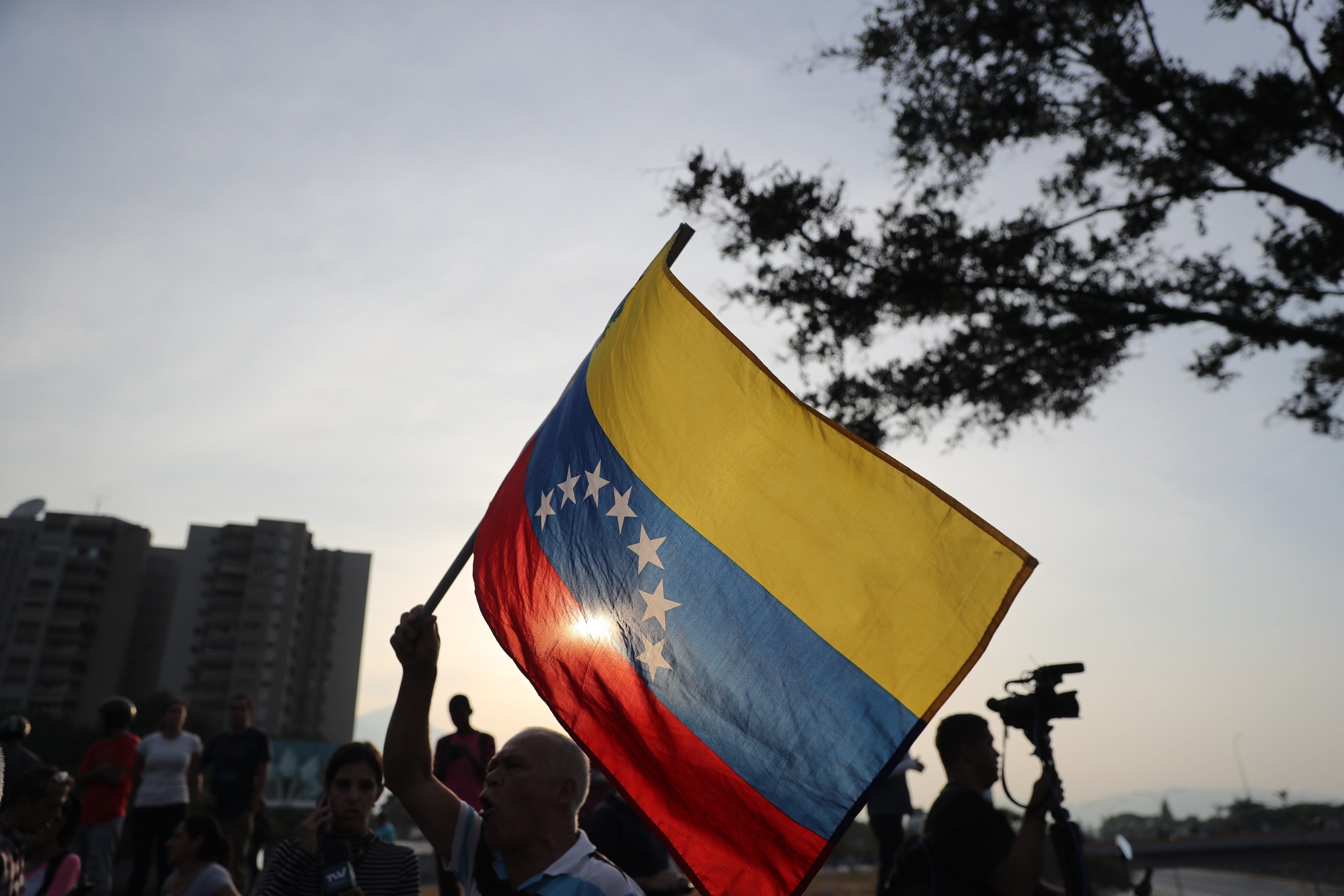 Maduro sosté que té "total lleialtat" dels caps militars