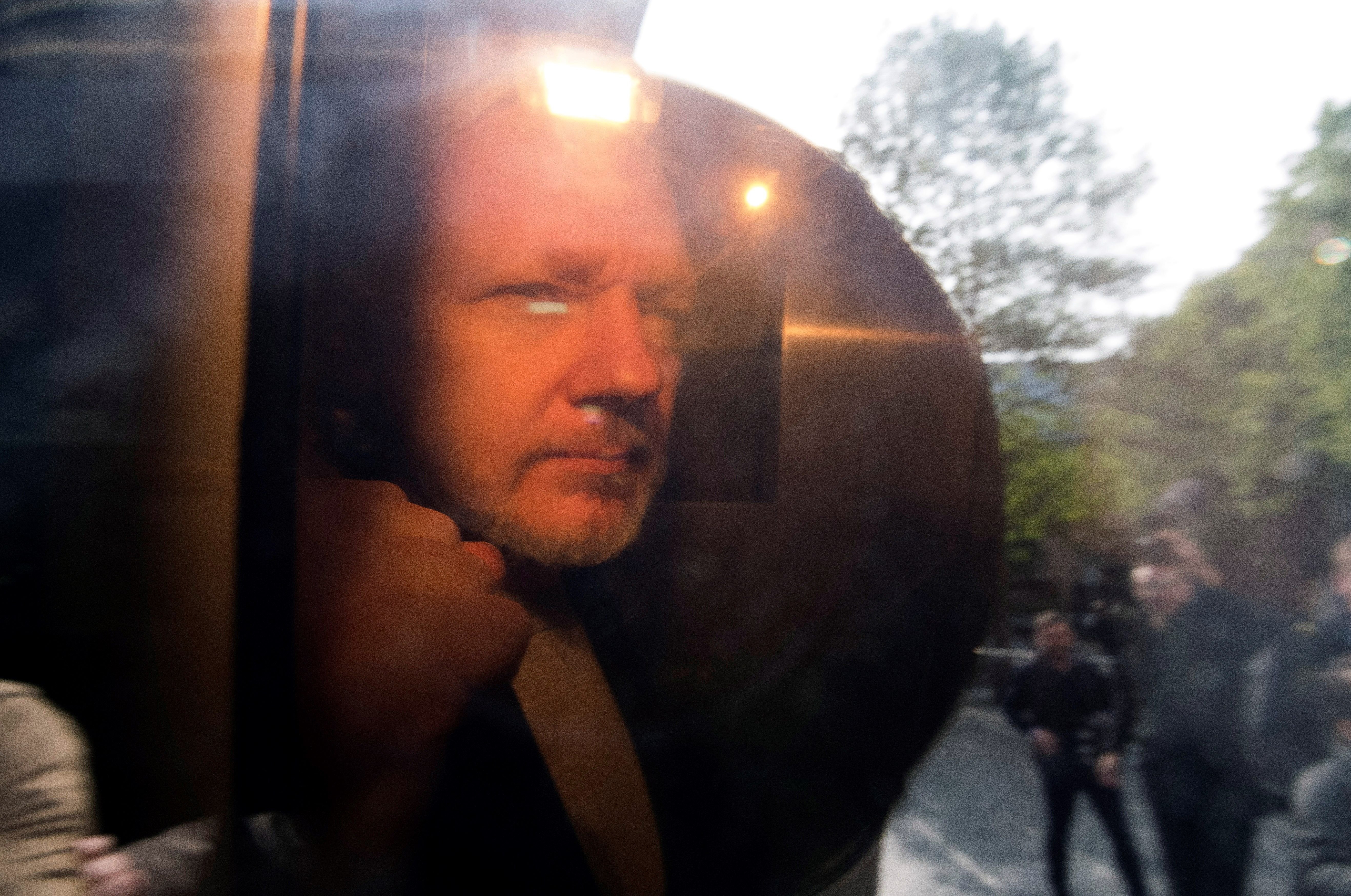 Assange, condenado a un año de cárcel por violar la libertad condicional