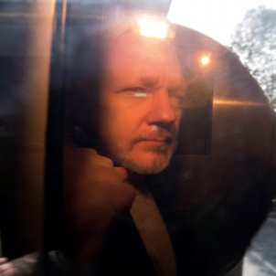 Assange, condenado a un año de cárcel por violar la libertad condicional
