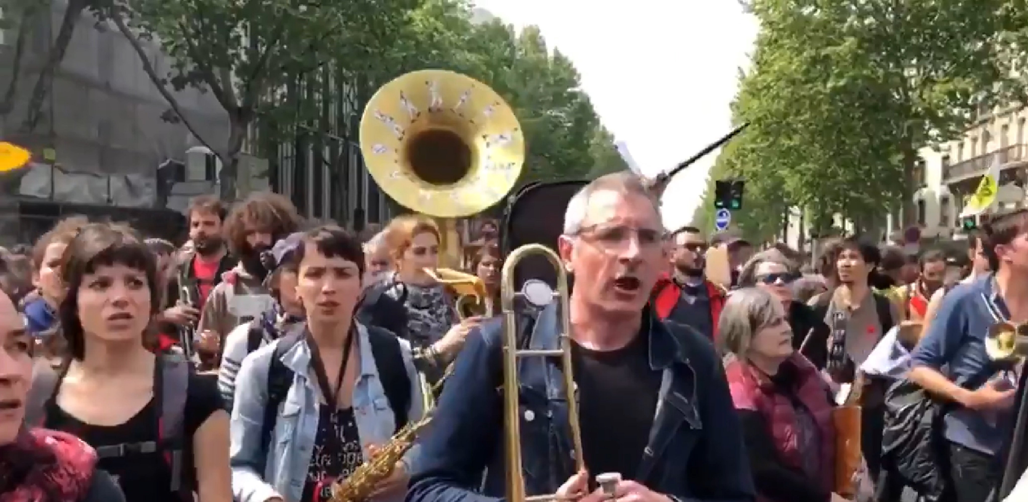 VÍDEO | 'L'estaca' (en francès) triomfa als carrers de París