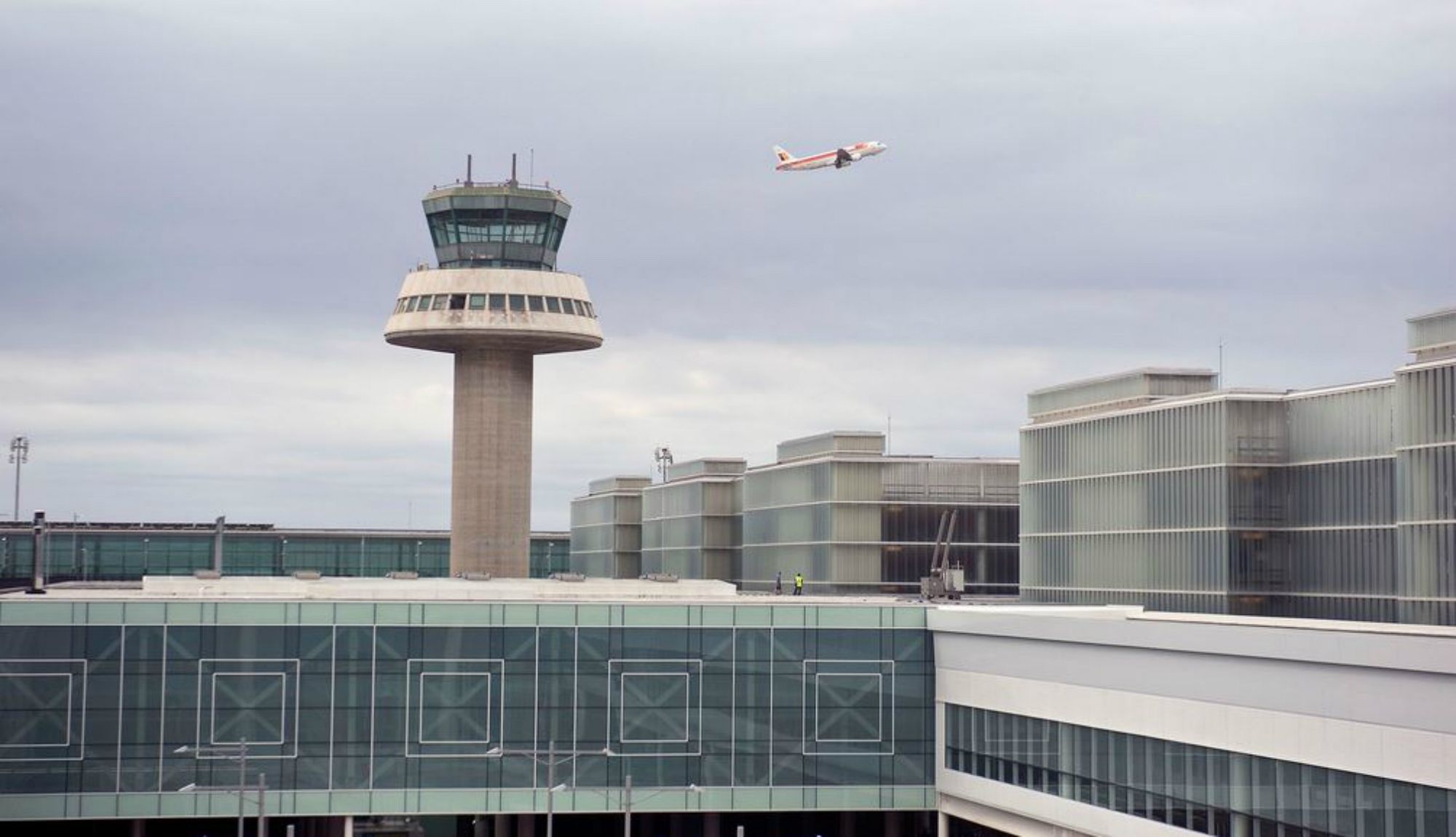 L'aeroport del Prat: milions de passatgers, transport públic insuficient