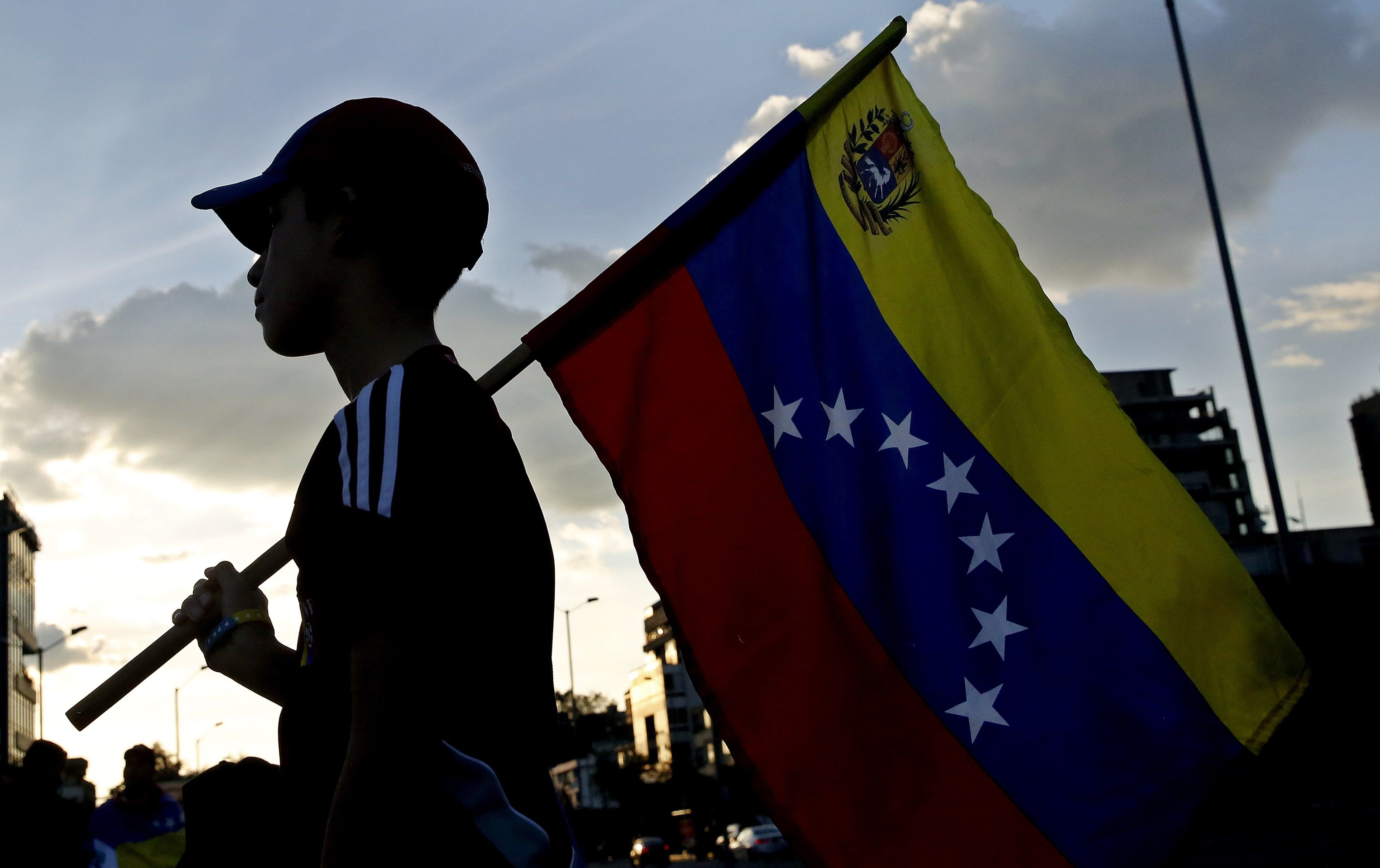 Guaidó anuncia una vaga general i Maduro fa una crida a rectificar el chavisme