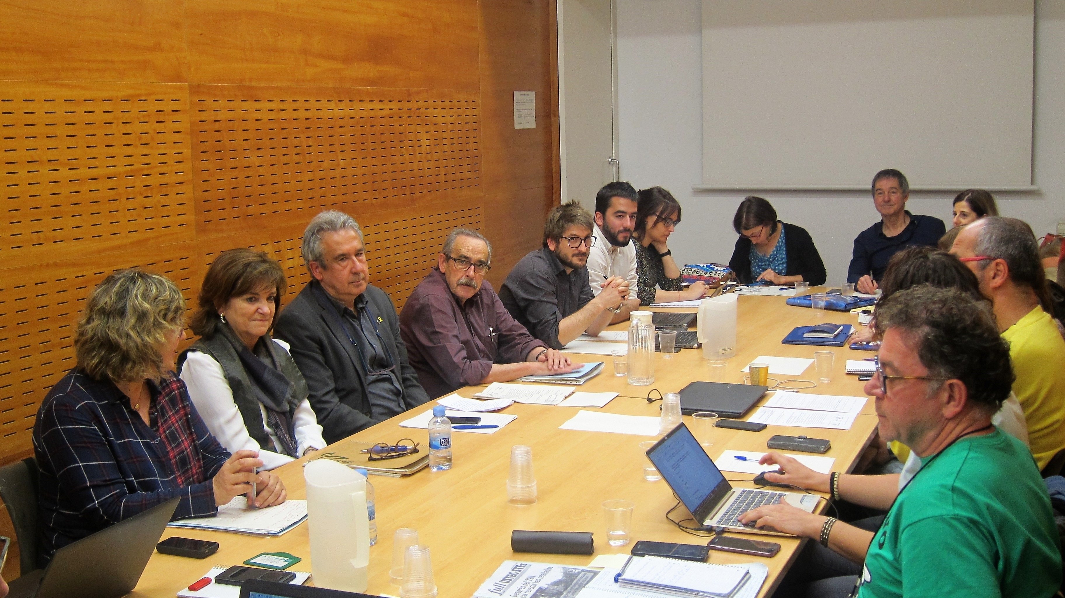 Els sindicats tancats a Educació preveuen passar la nit a la Conselleria