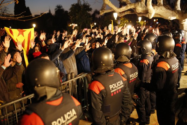 Lleno investidura fallida Carles Puigdemont Parlamento mossos manifestantes - Sergi Alcàzar