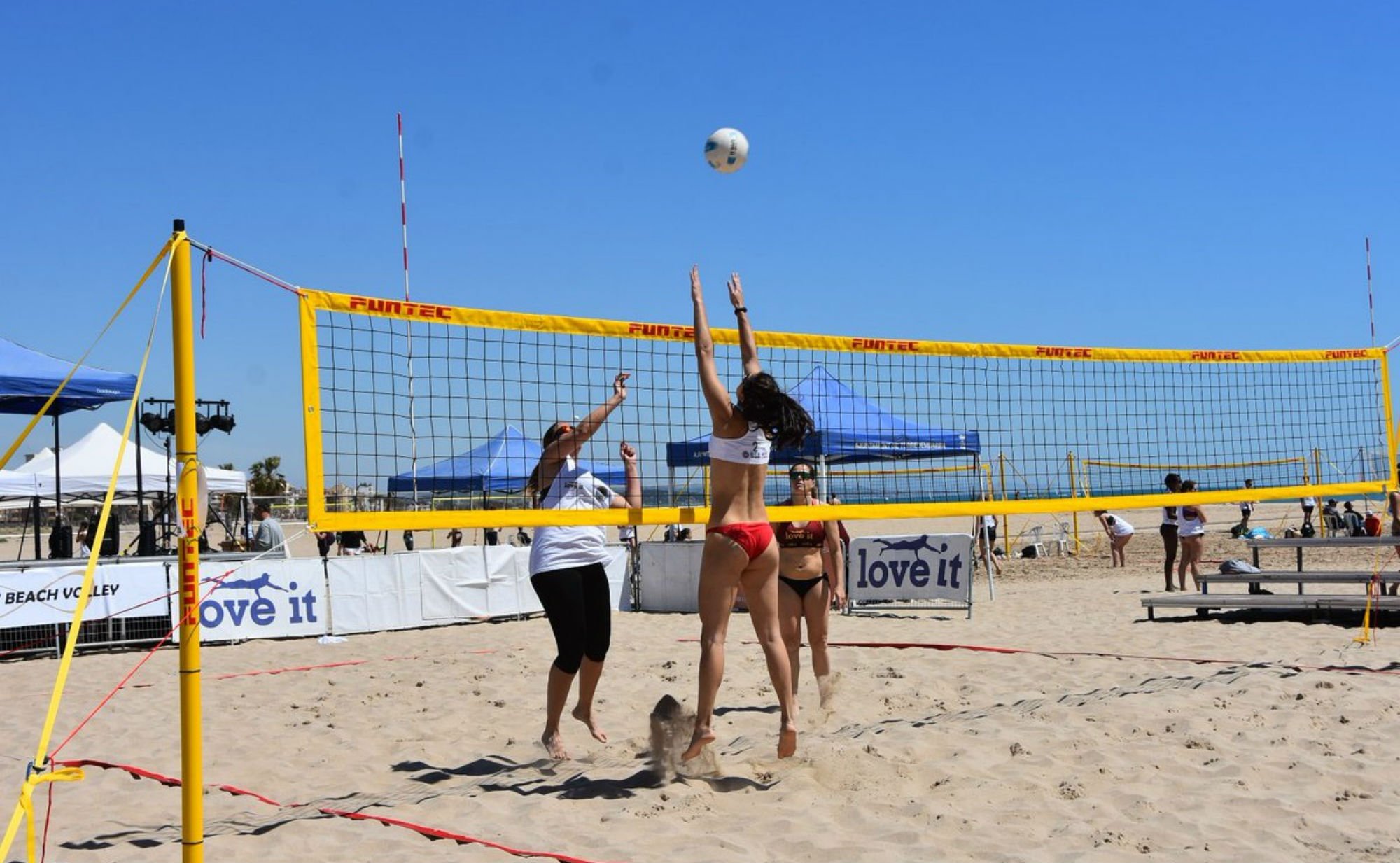 Torredembarra estrena l'Infinity Beach Volley
