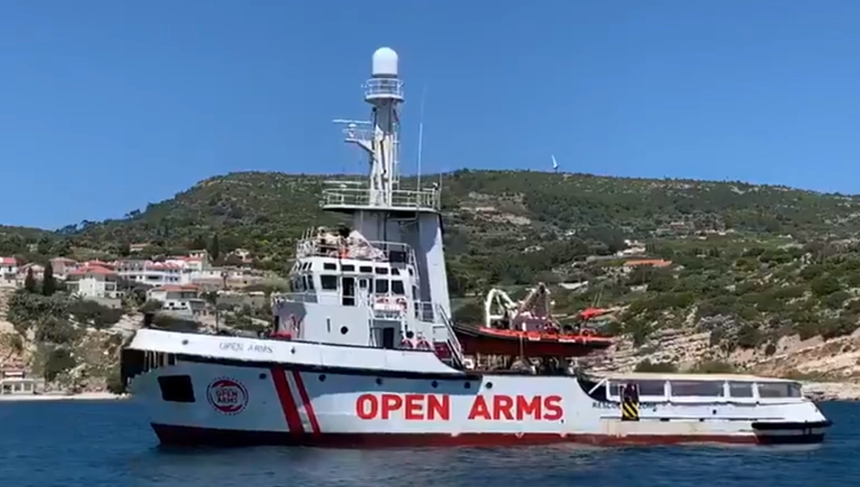 El barco de Open Arms llega a Lesbos, donde inició los rescates
