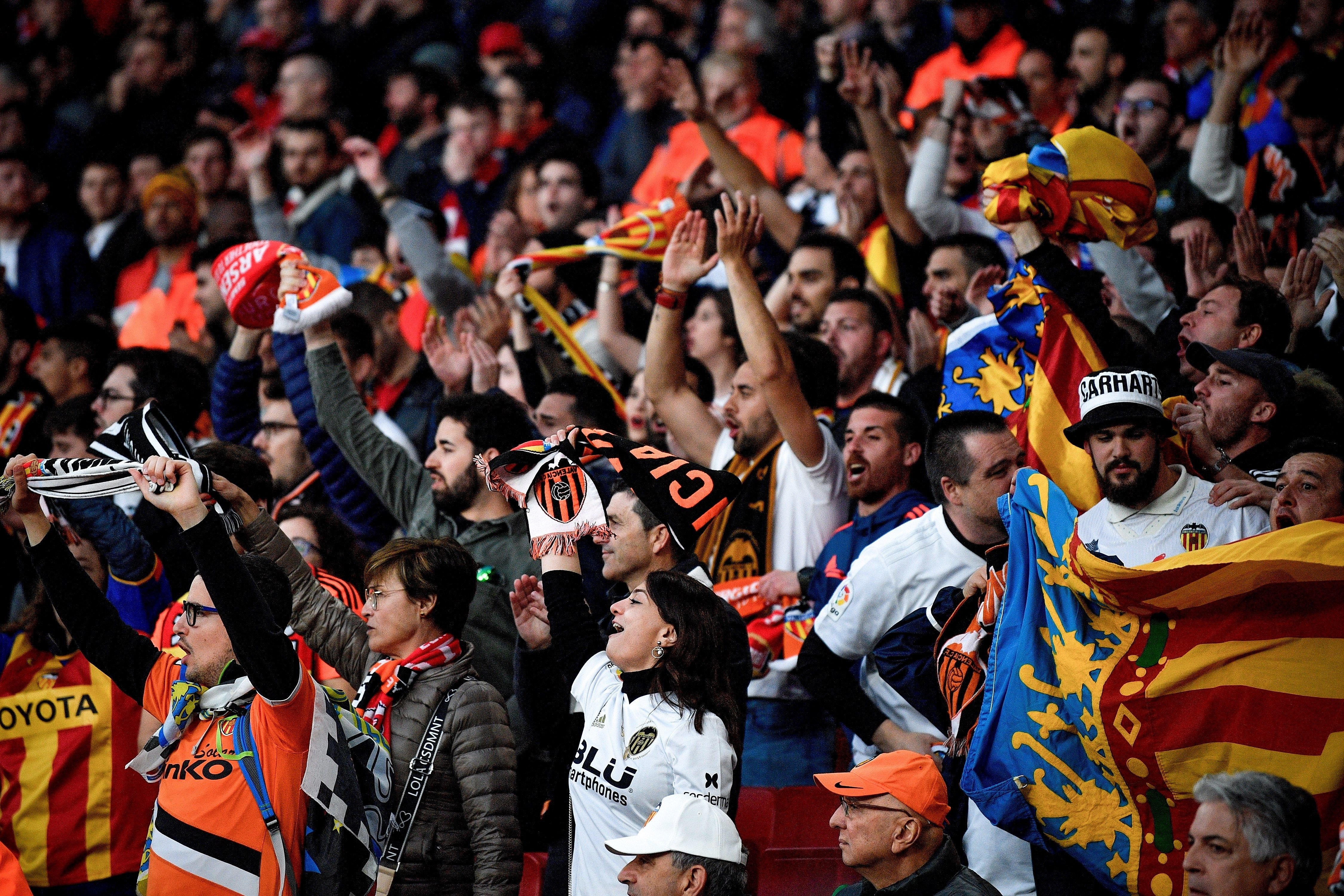 Seguidores del Valencia hacen gestos nazis y racistas a la afición del Arsenal