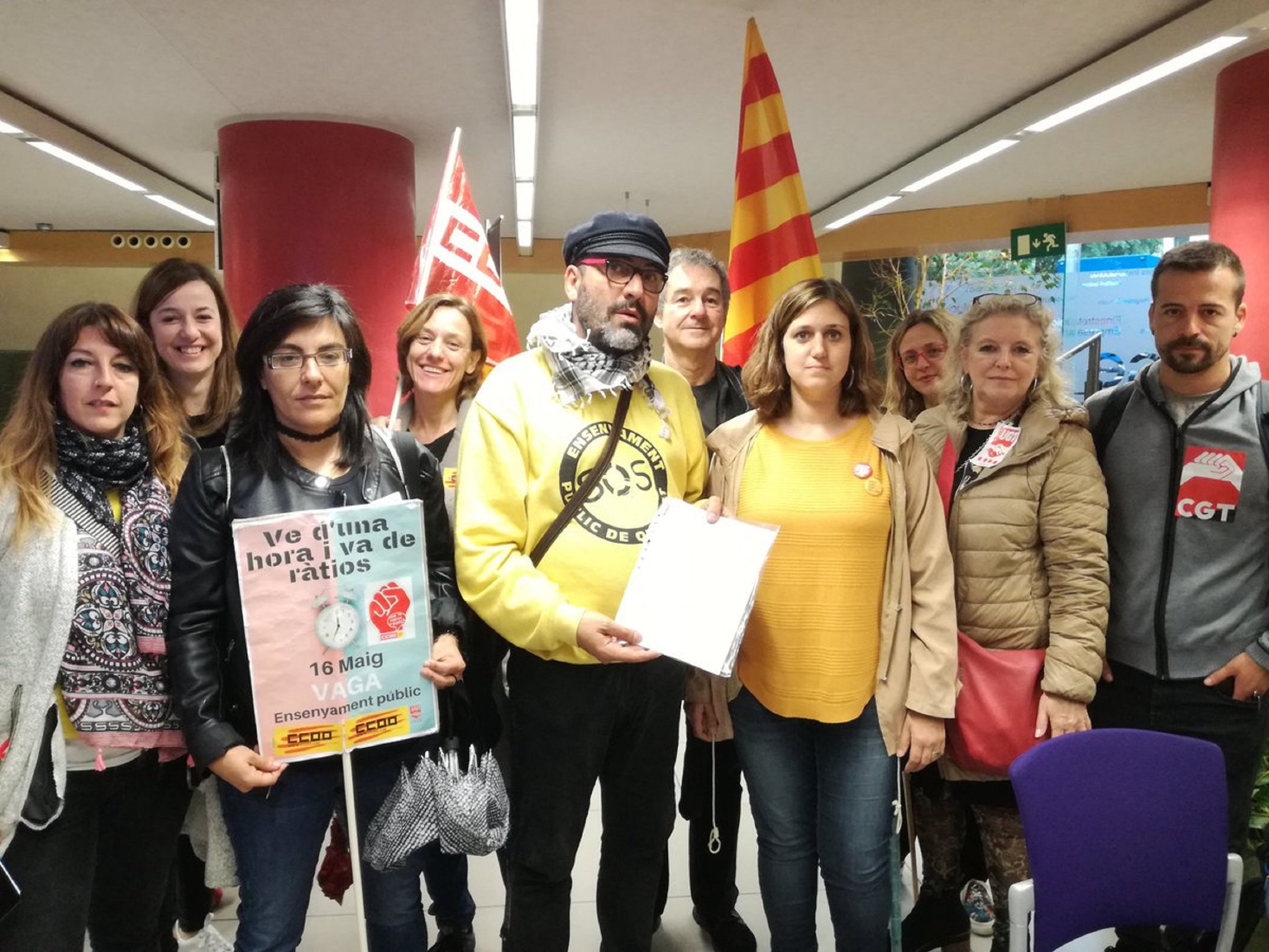 Els sindicats aixequen la tancada d'Educació però registren la vaga del 16-M