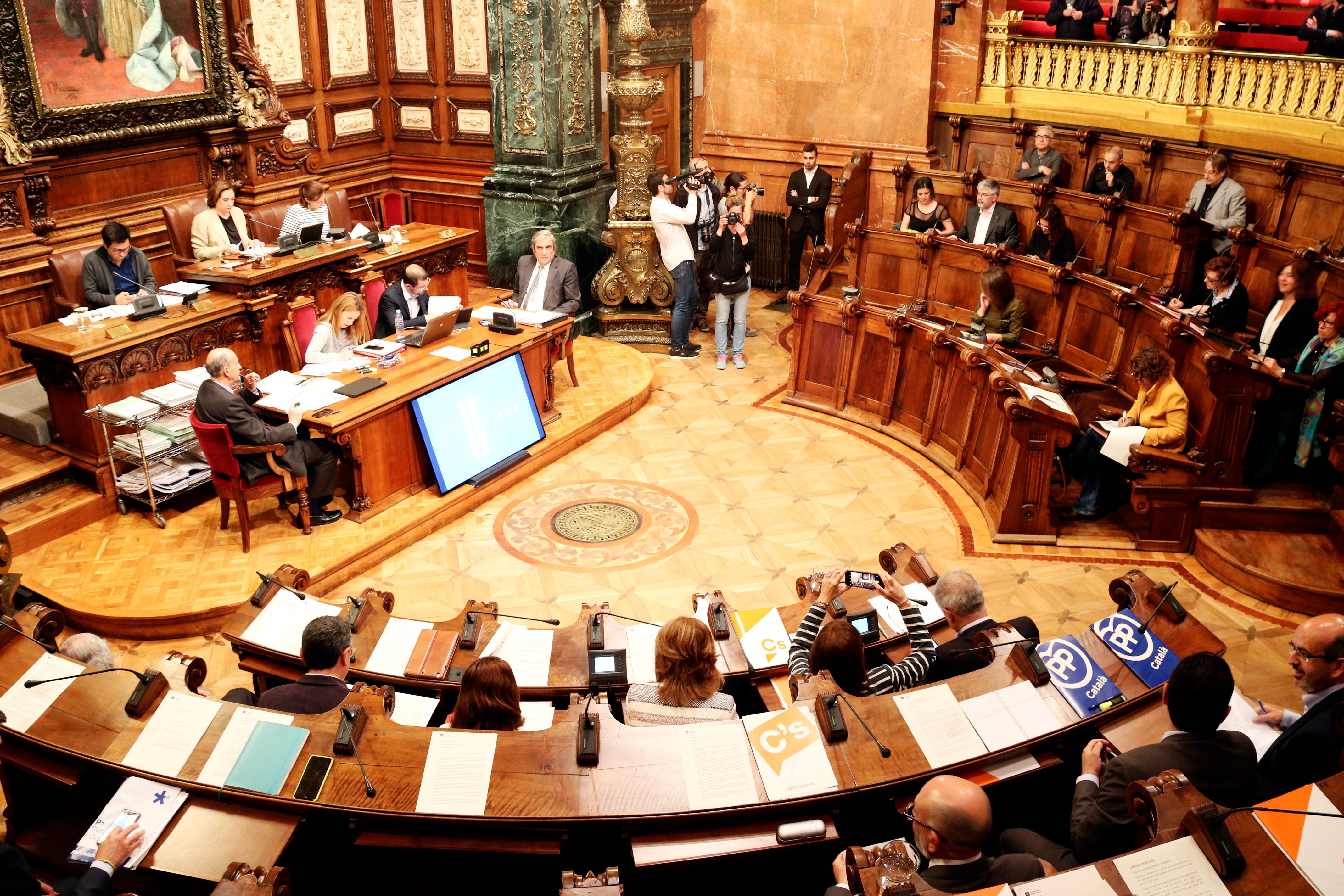 El pleno de Barcelona denuncia el "sesgo ideológico" del veto de la JEC a Puigdemont