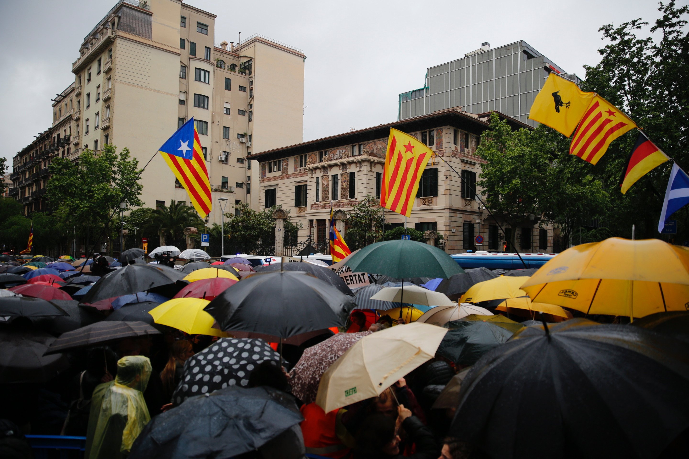 Crida a concentrar-se davant la delegació del govern espanyol per l'absolució dels presos