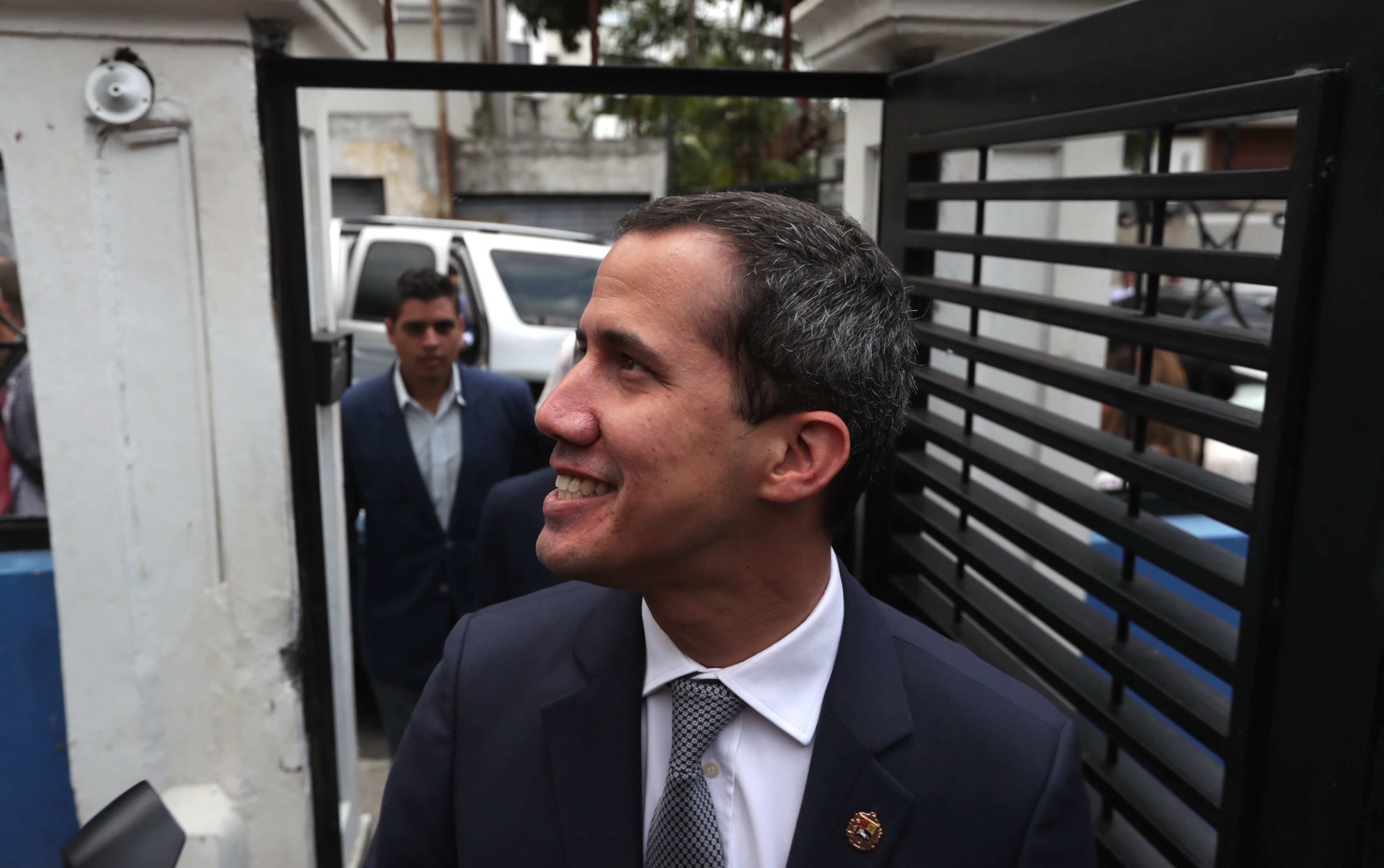 Guaidó presiona a los militares para que desobedezcan a Maduro