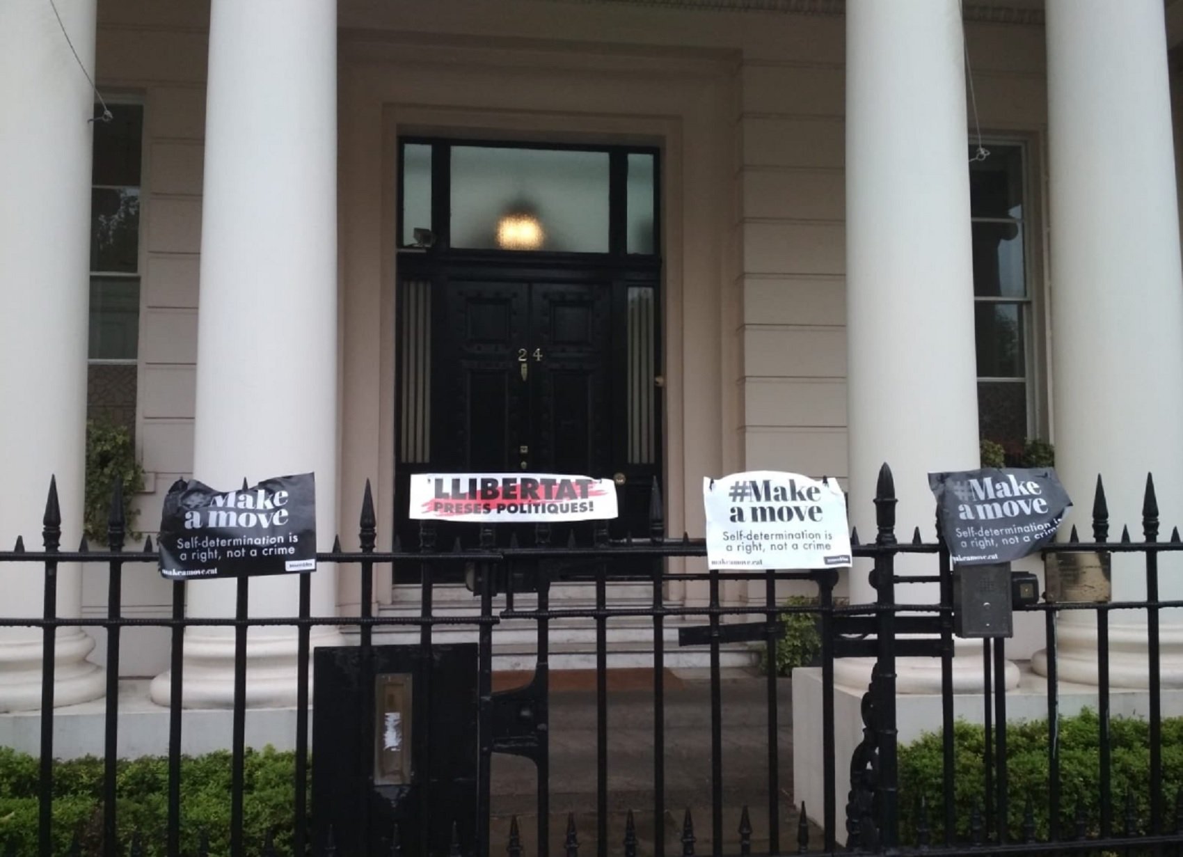 Protesta a l'ambaixada d'Espanya a Londres pel veto a Puigdemont