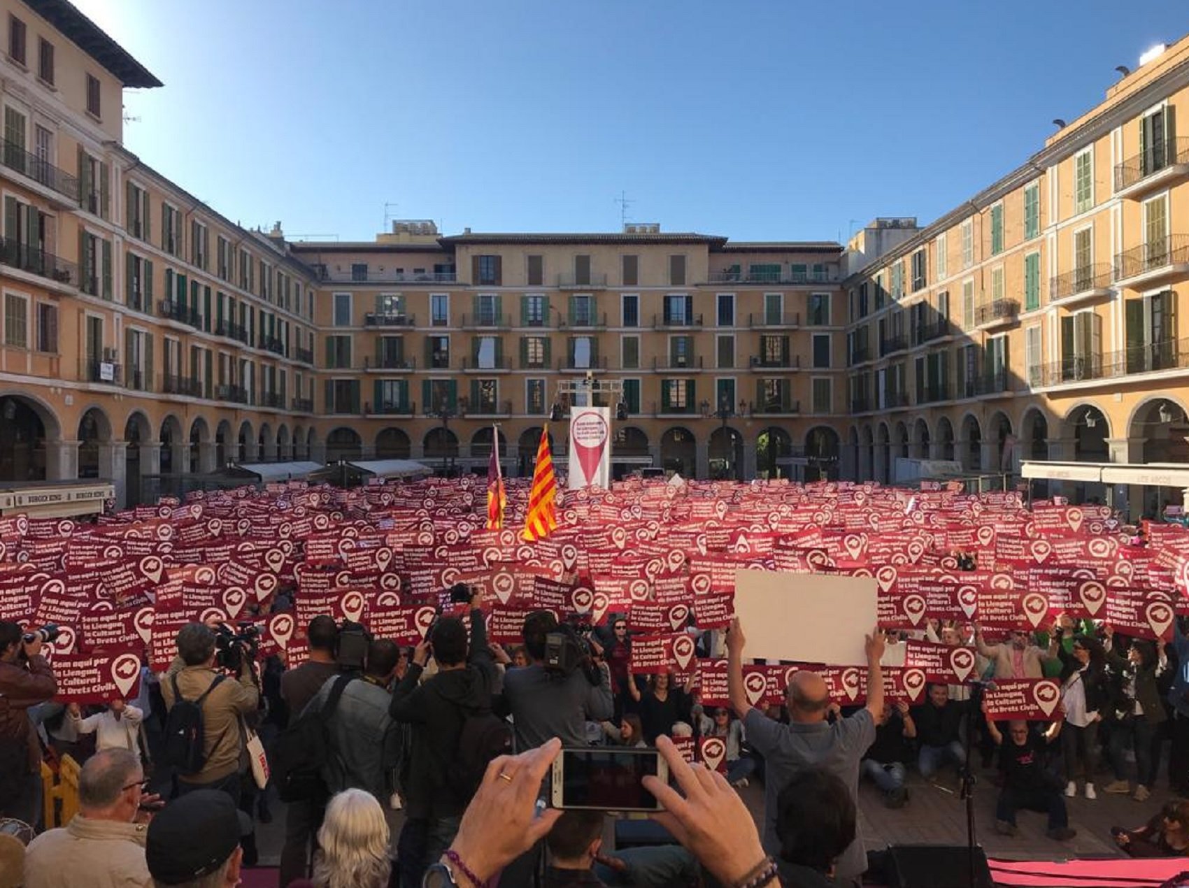 Unes 8.000 persones es manifesten a Palma per defensar la llengua i els drets civils