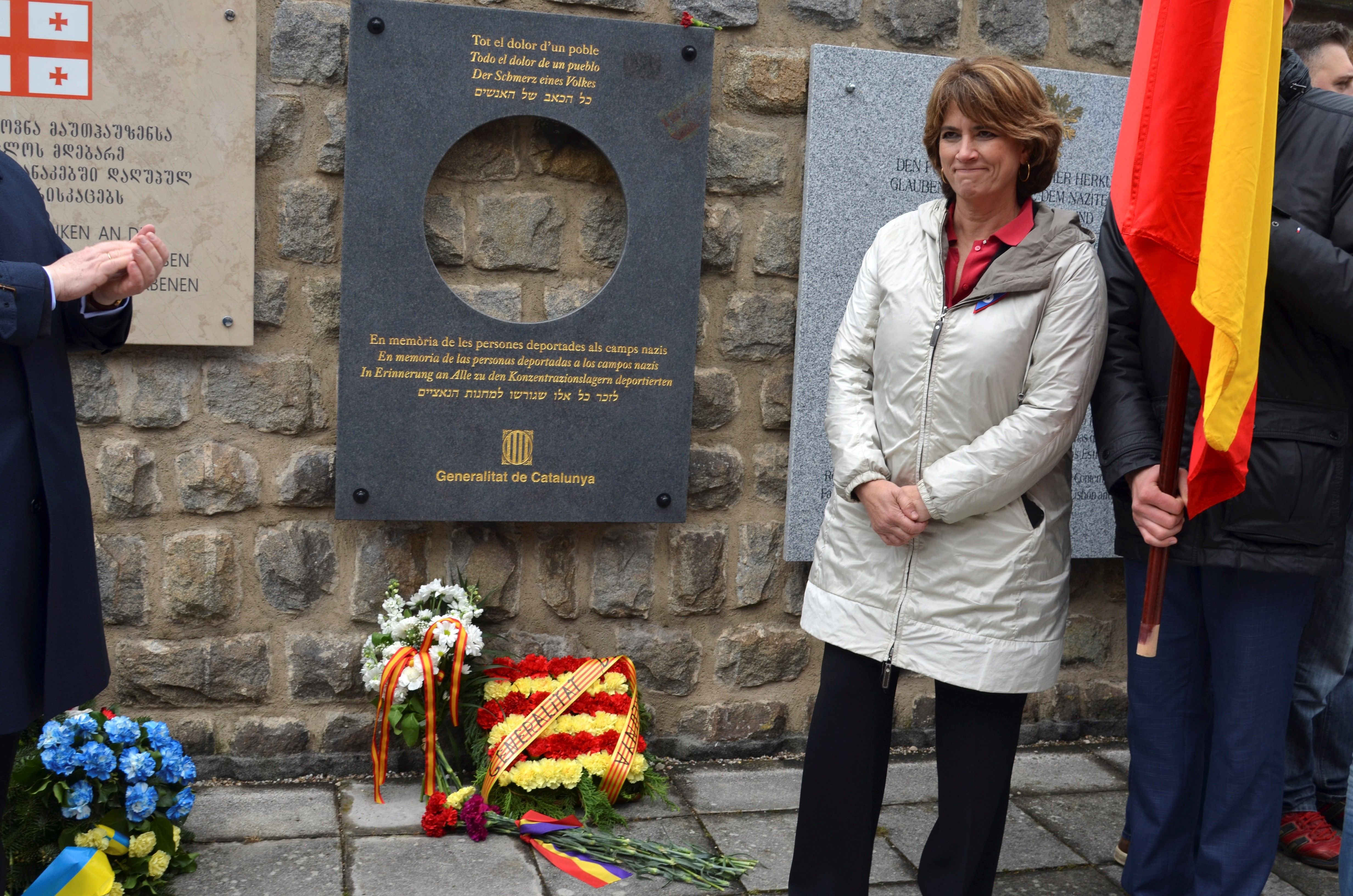 La ministra Delgado planta un homenatge a Mauthausen en sentir parlar de presos polítics