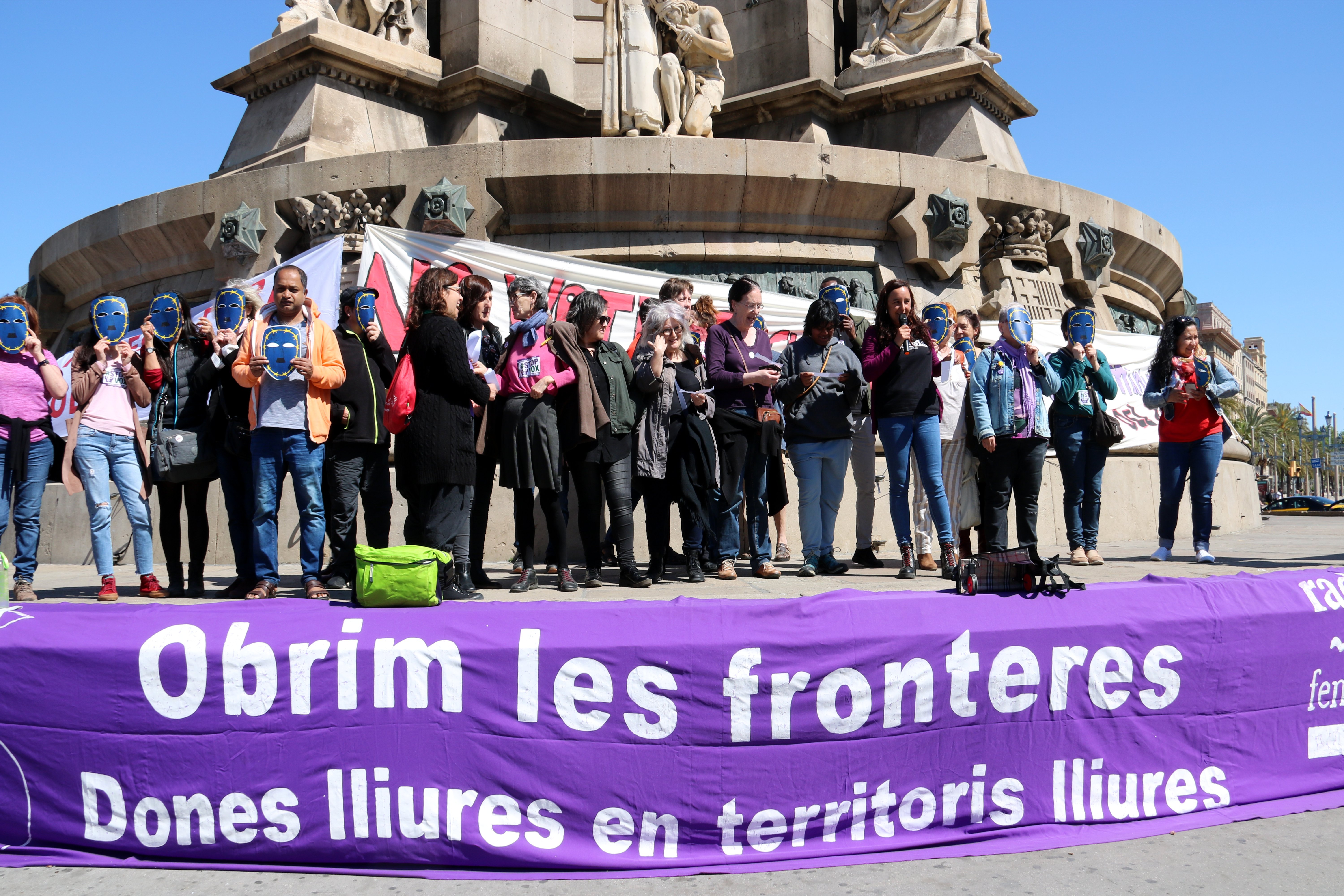 Mig centenar de persones es manifesten pels drets humans dels migrants