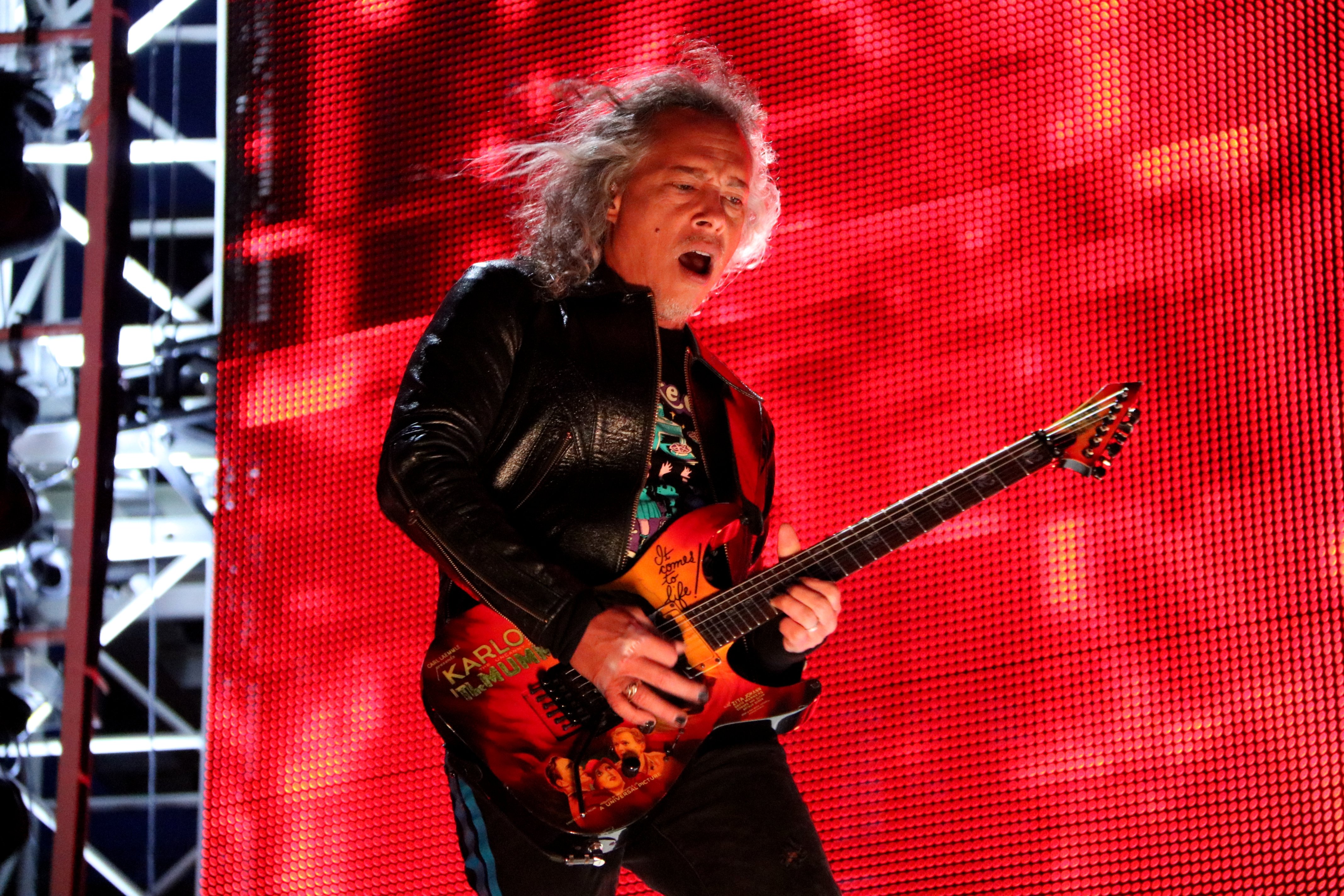 Metallica sorprende al público barcelonés con una versión de Peret