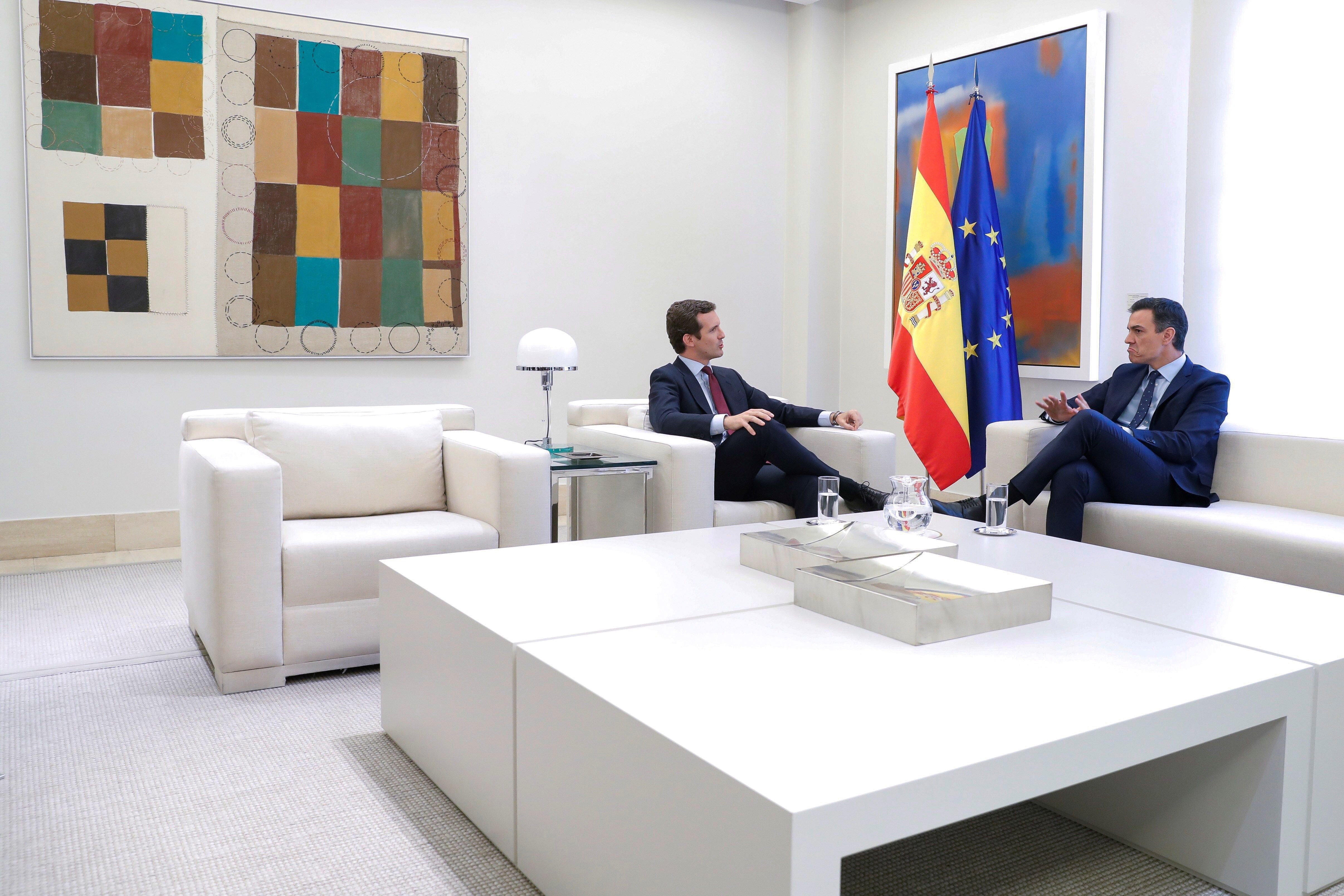 Casado pide a Sánchez que España no dependa de los independentistas