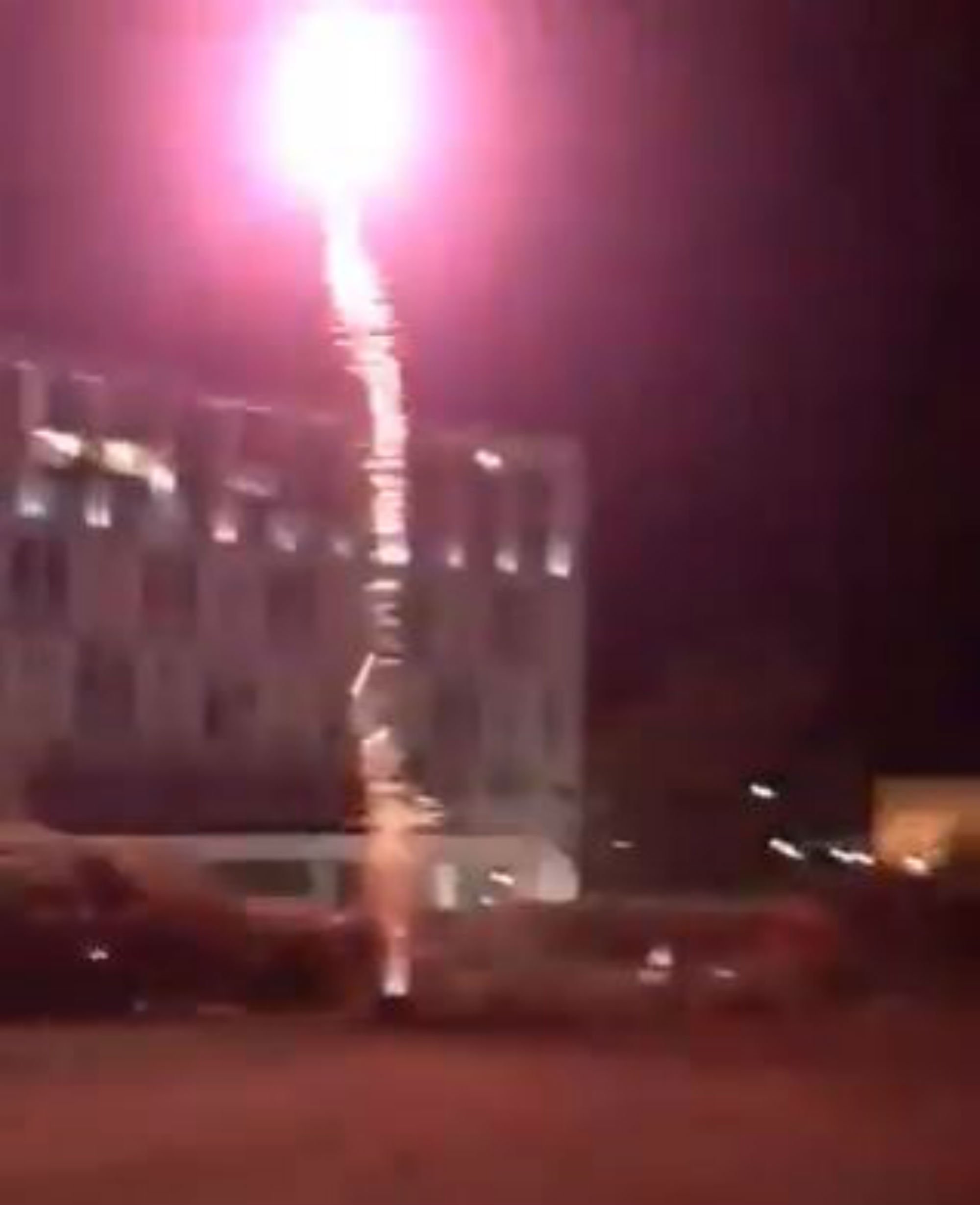 Seguidors del Liverpool llancen focs artificials davant de l'hotel del Barça