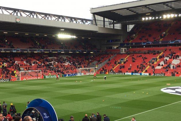 ter stegen cillessen calentando anfield barrote aguilar