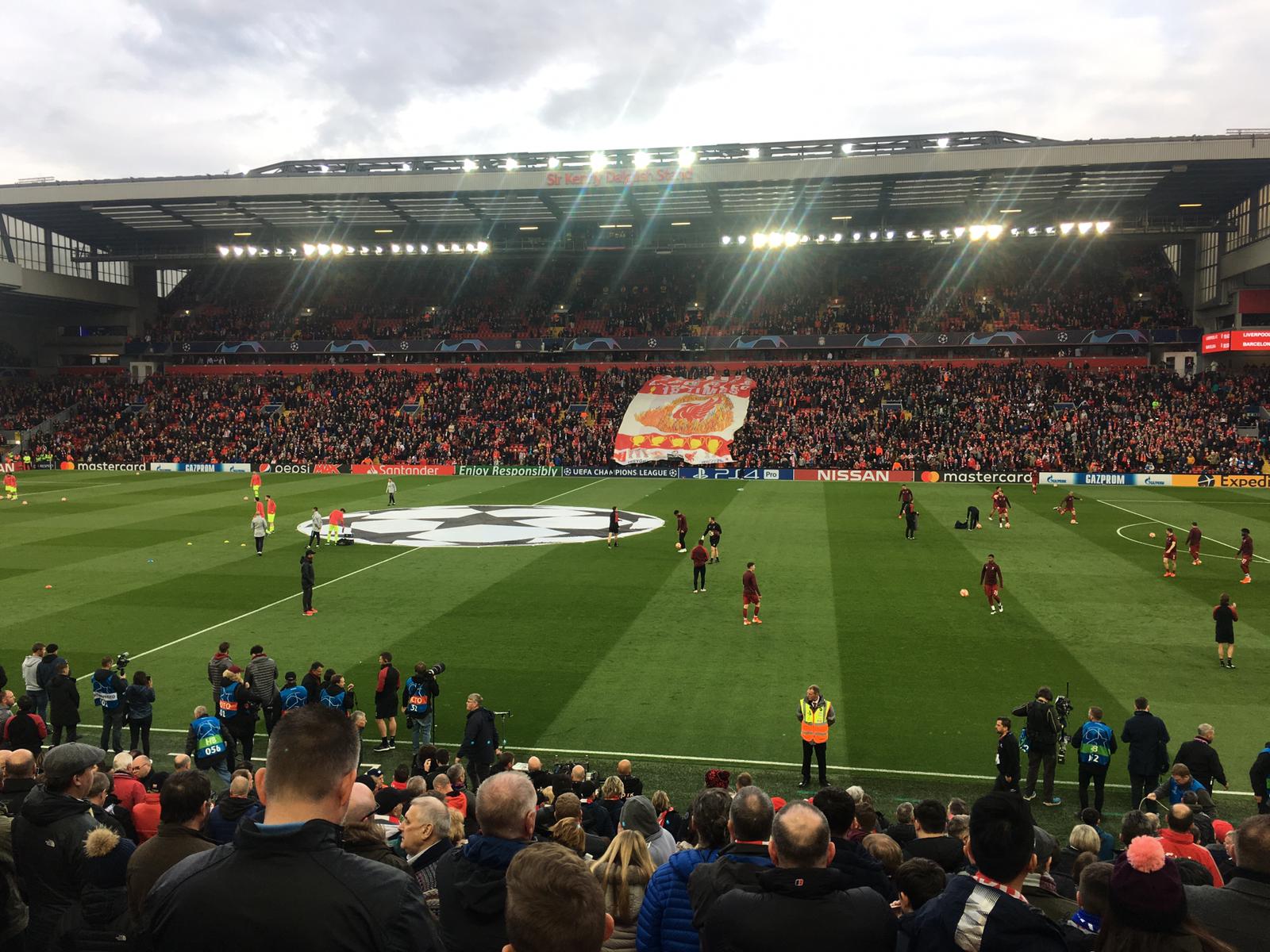 El Barça también se emociona con el 'You'll never walk alone' de Anfield