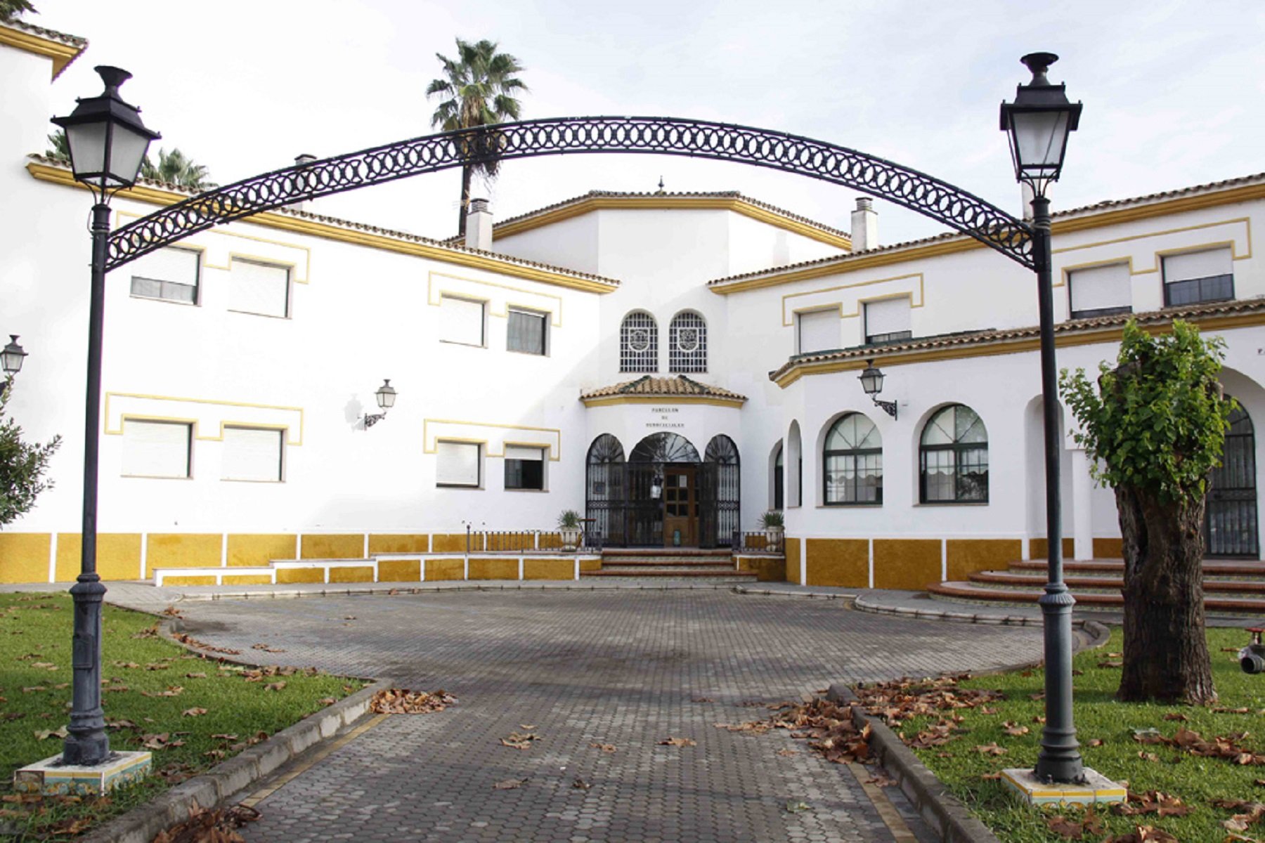 Una base aérea militar hace de parking de la Feria de Sevilla