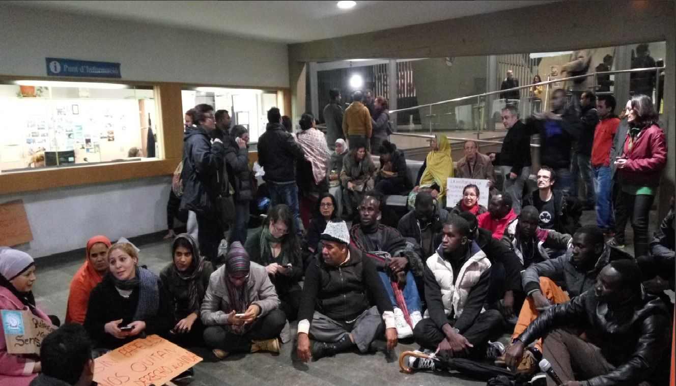 Varios colectivos se encierran durante la noche en la UB por los derechos de los inmigrantes