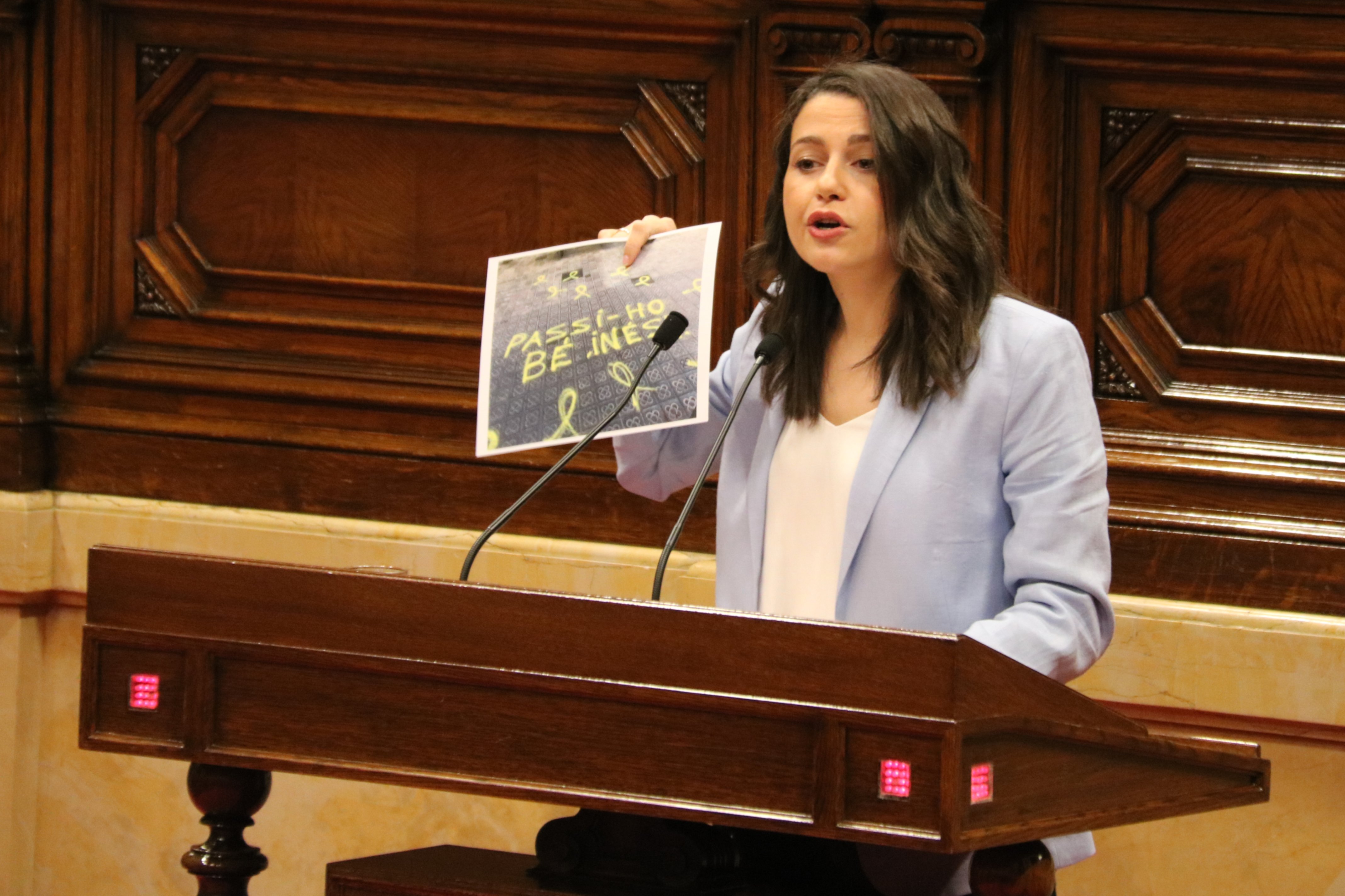 VÍDEO: Així s'acomiaden Arrimadas, Junqueras i Borràs del Parlament