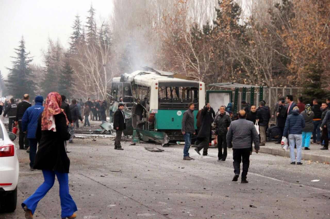 13 morts i 48 ferits en un atemptat en un autobús a Turquia