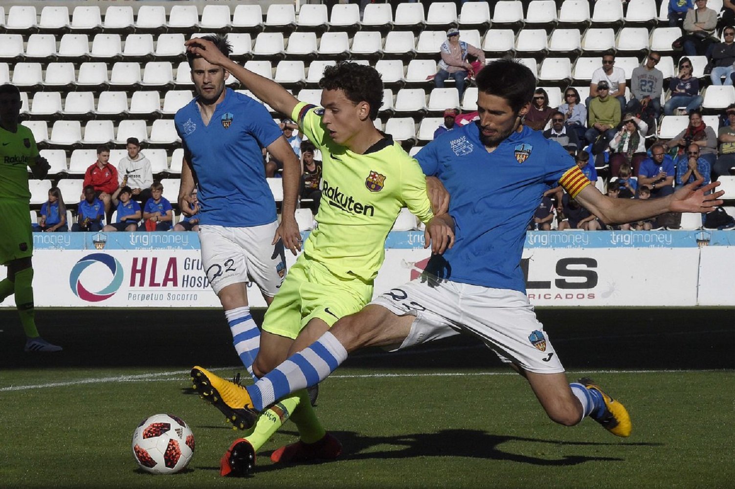 El Lleida expedienta a un futbolista por viajar a Liverpool para ver el Barça