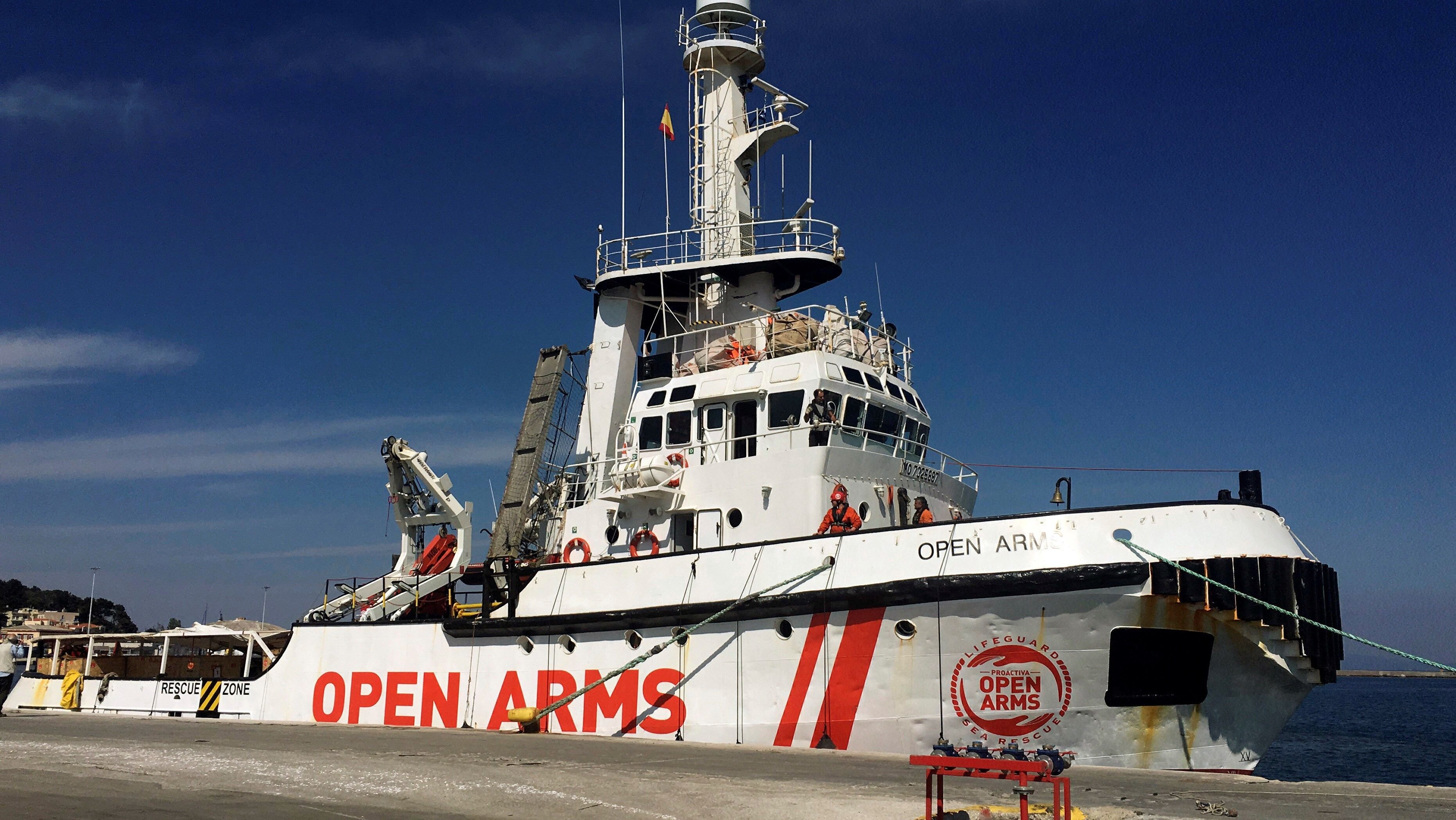 El Open Arms rescata a 124 personas en el Mediterráneo y busca puerto seguro