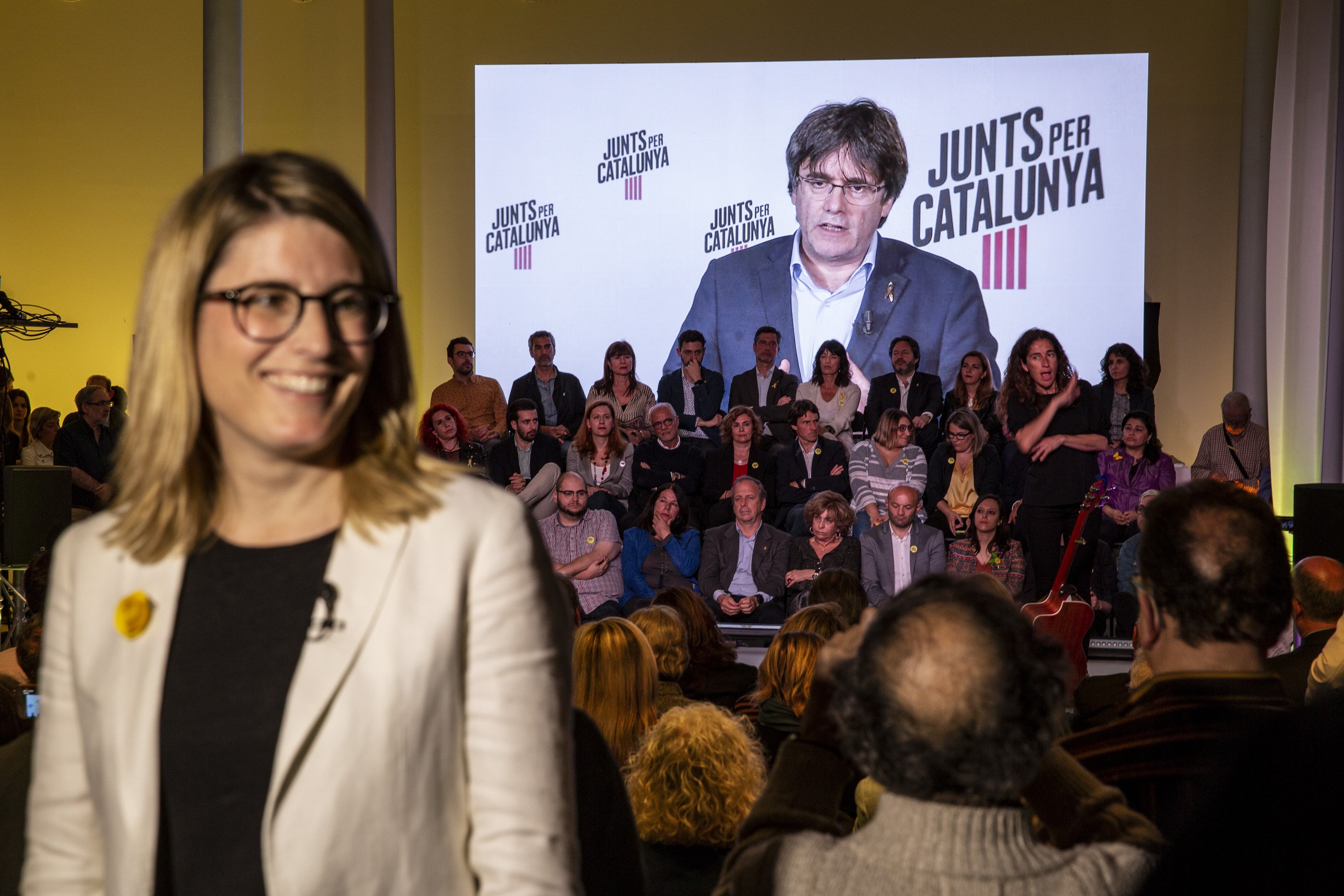 JxCat s'encomana a Puigdemont i avisa que votar ERC reforça Colau