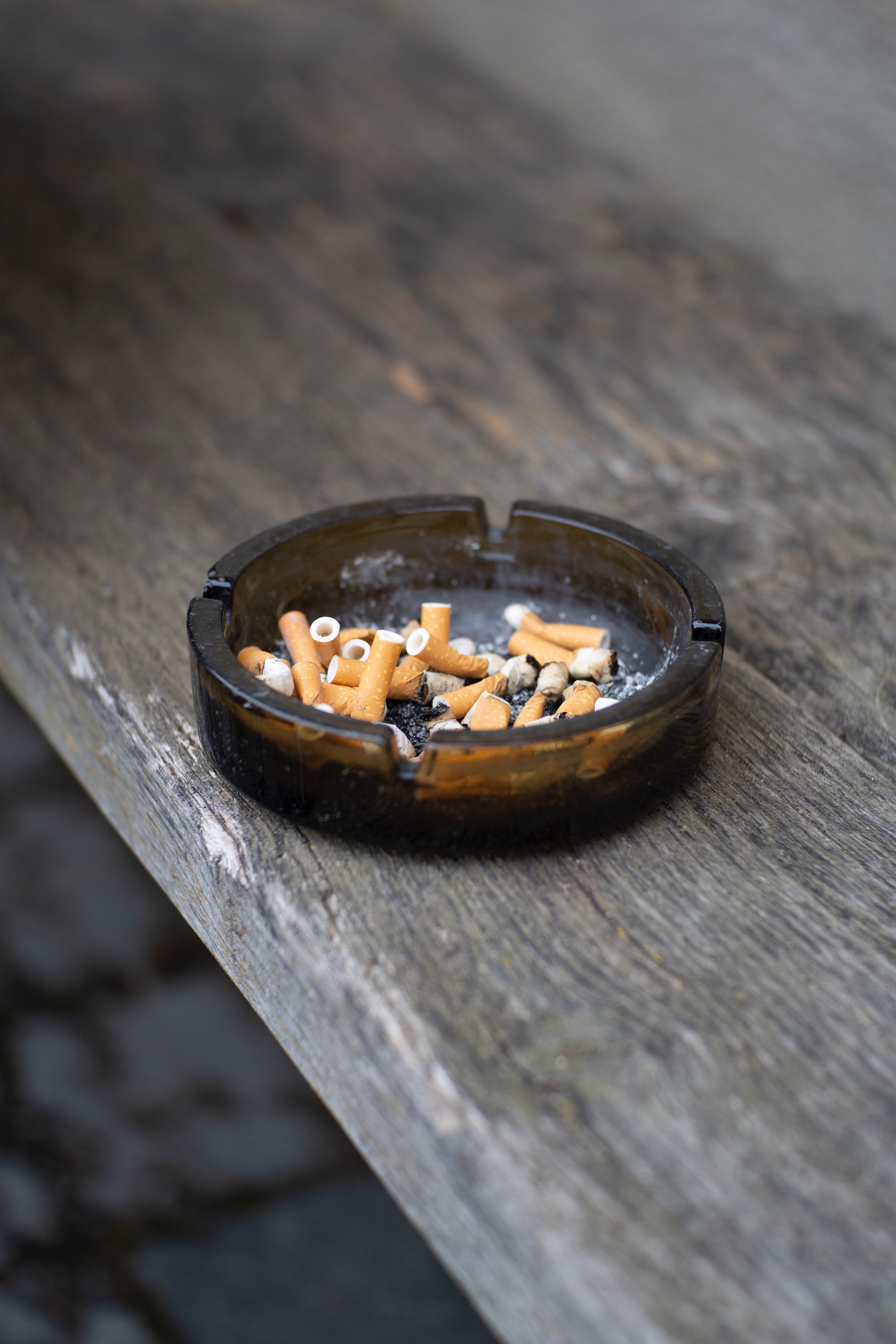Començar a fumar en edats precoces augmenta el risc de morir i de patir malalties