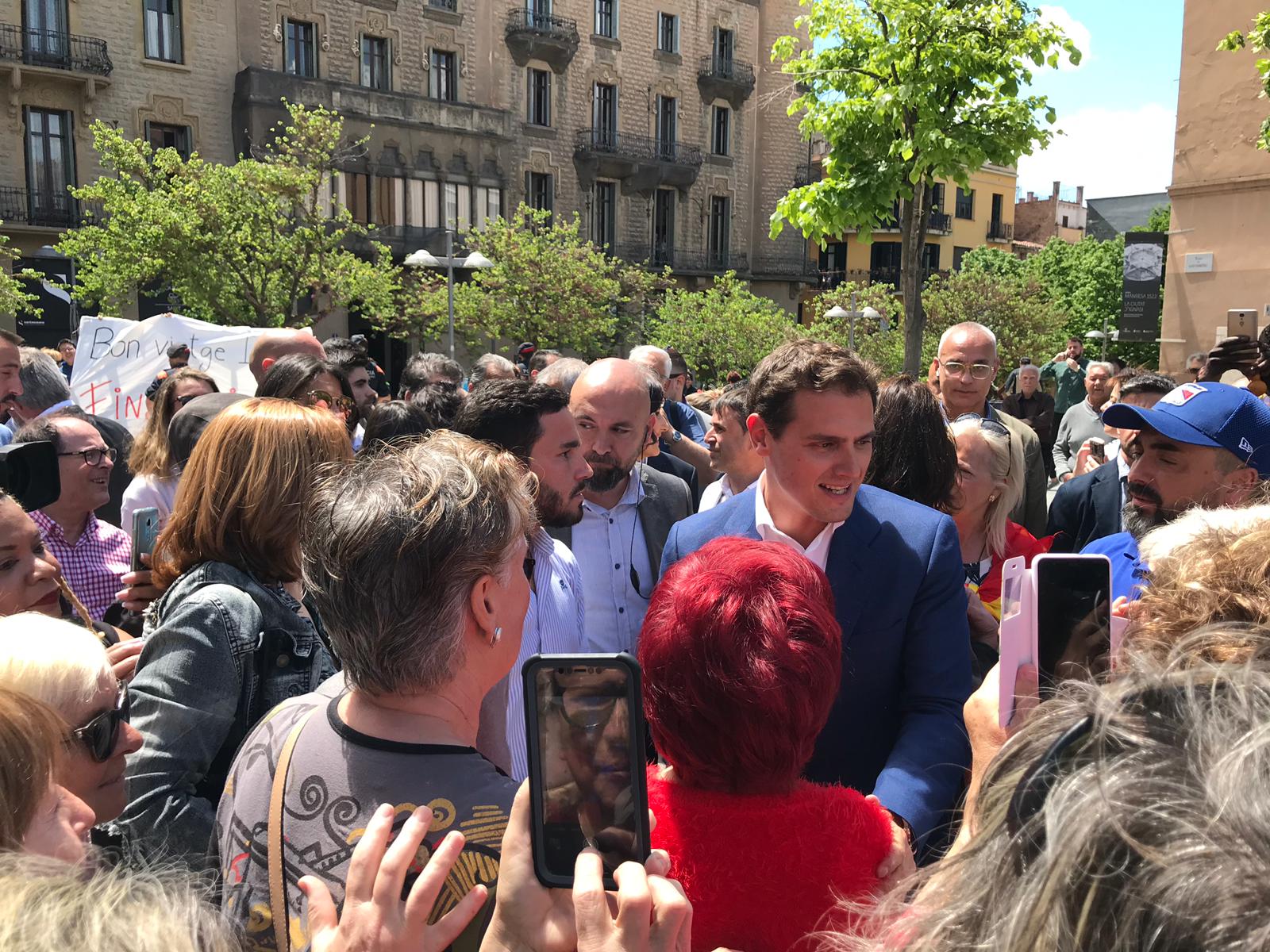 Rivera s'enfronta a independentistes a Manresa: "Jo soc més català que vostè"