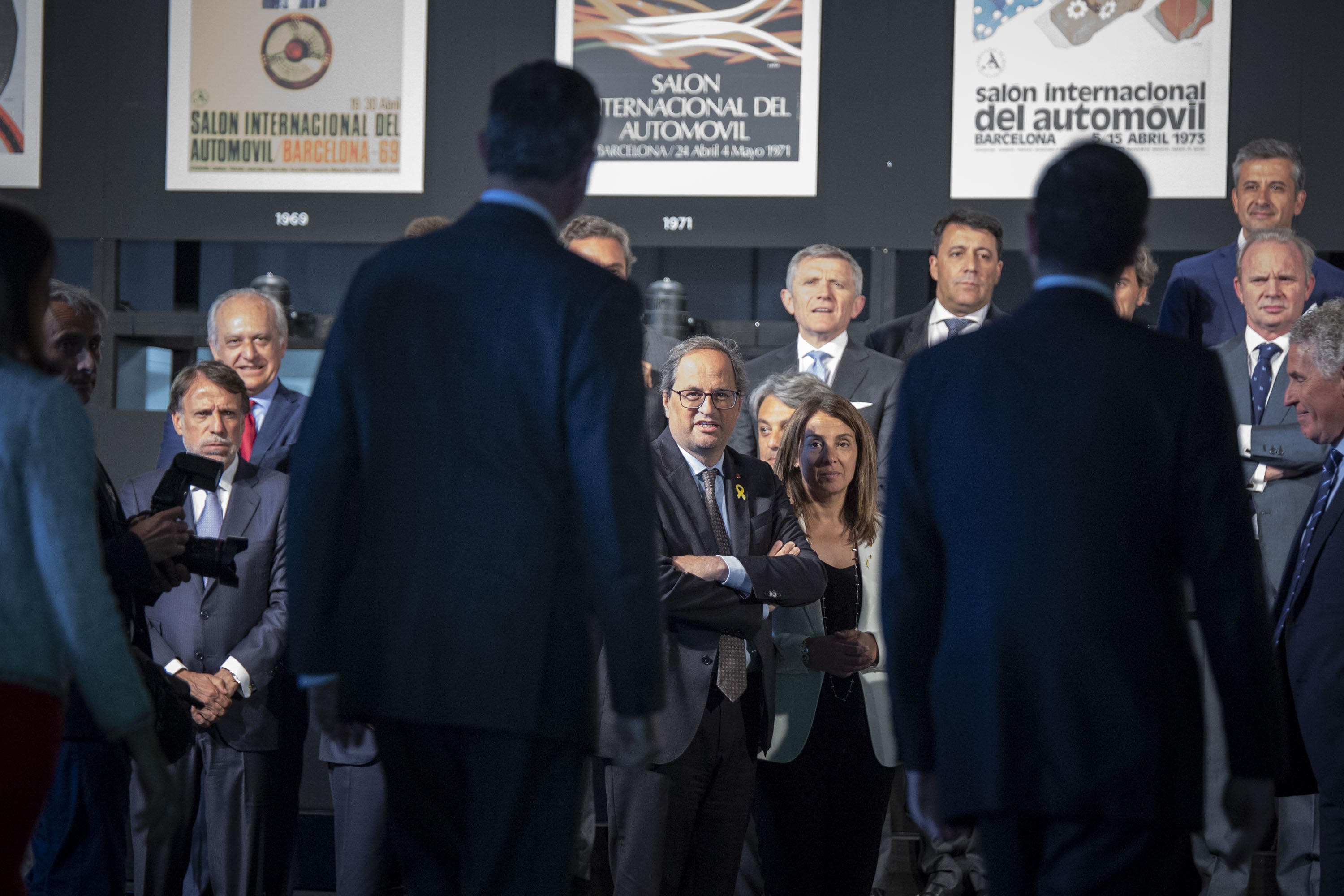 Torra evita el besamans al Rei al Saló de l'Automòbil