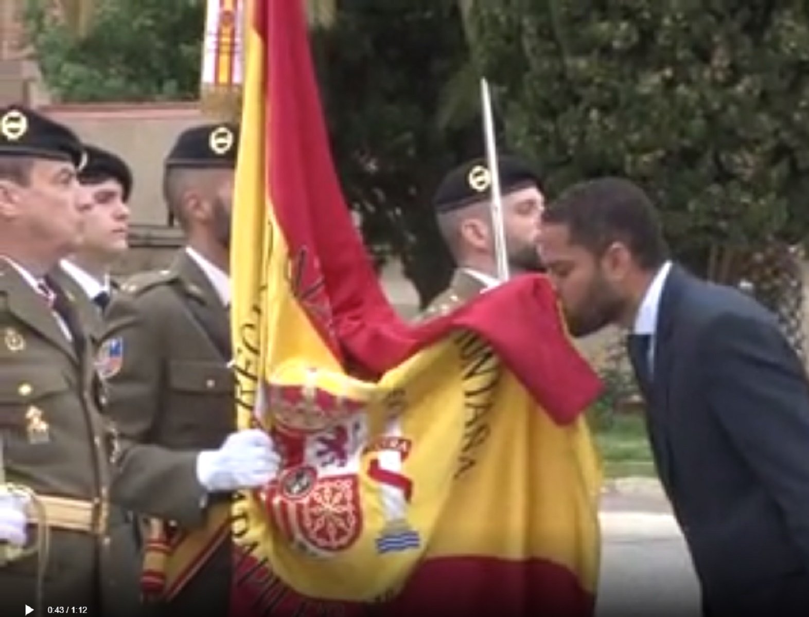 ¿Qué candidato al Ayuntamiento de Barcelona ha jurado la bandera de España?