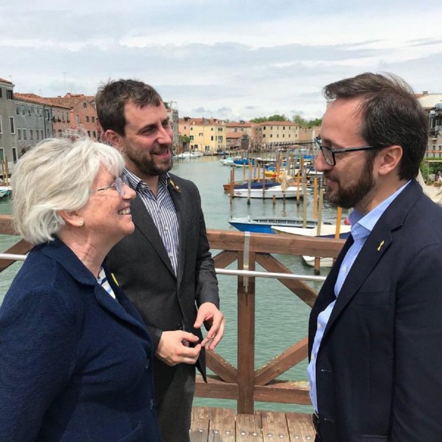 Catalan exiles Toni Comín and Clara Ponsatí appear at Venice Biennale