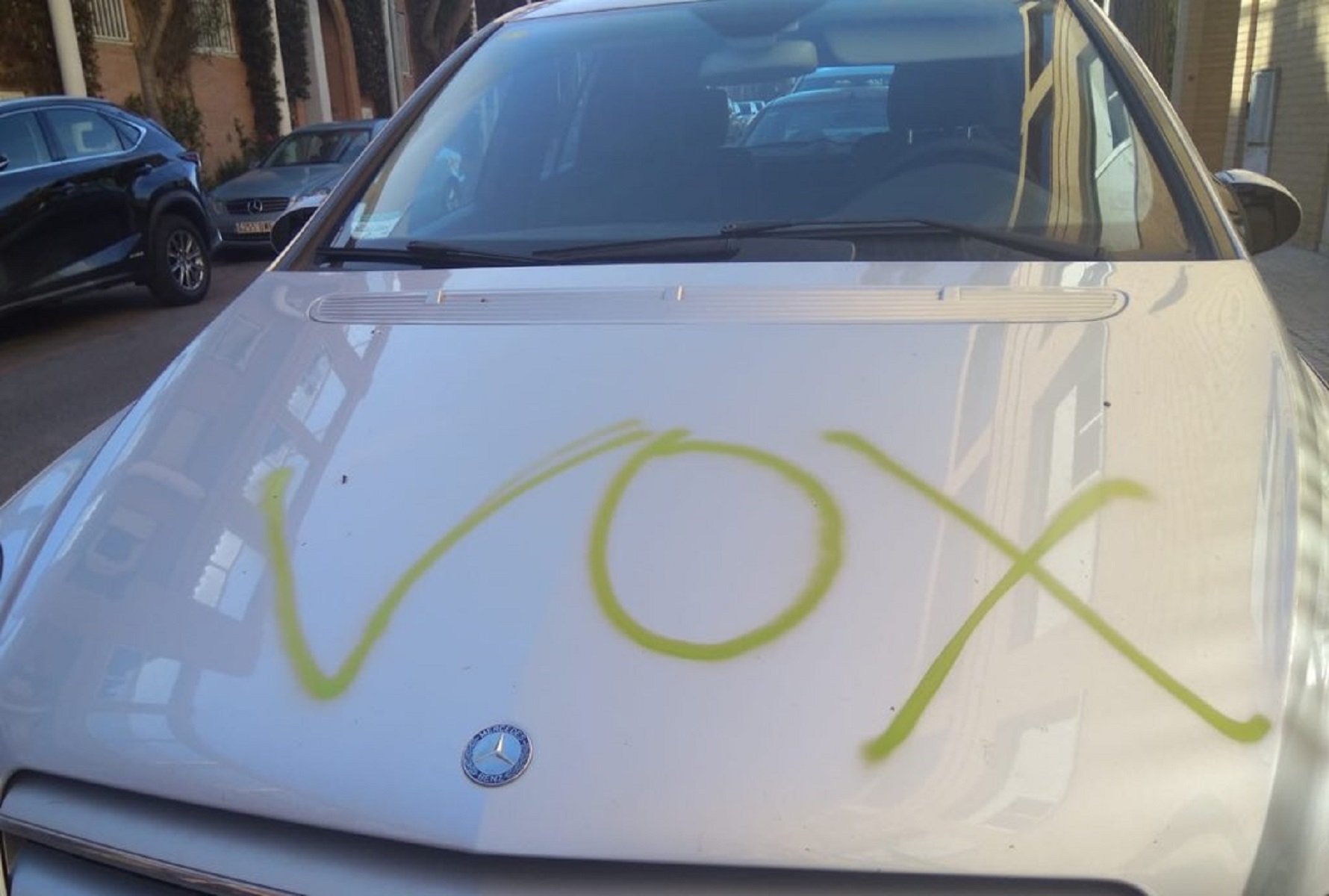 Pintadas de Vox en el coche de una militante de ERC en Tarragona