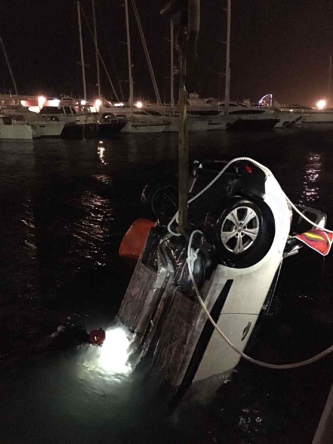 Un cotxe cau a l’aigua al Port Olímpic amb el conductor a dins
