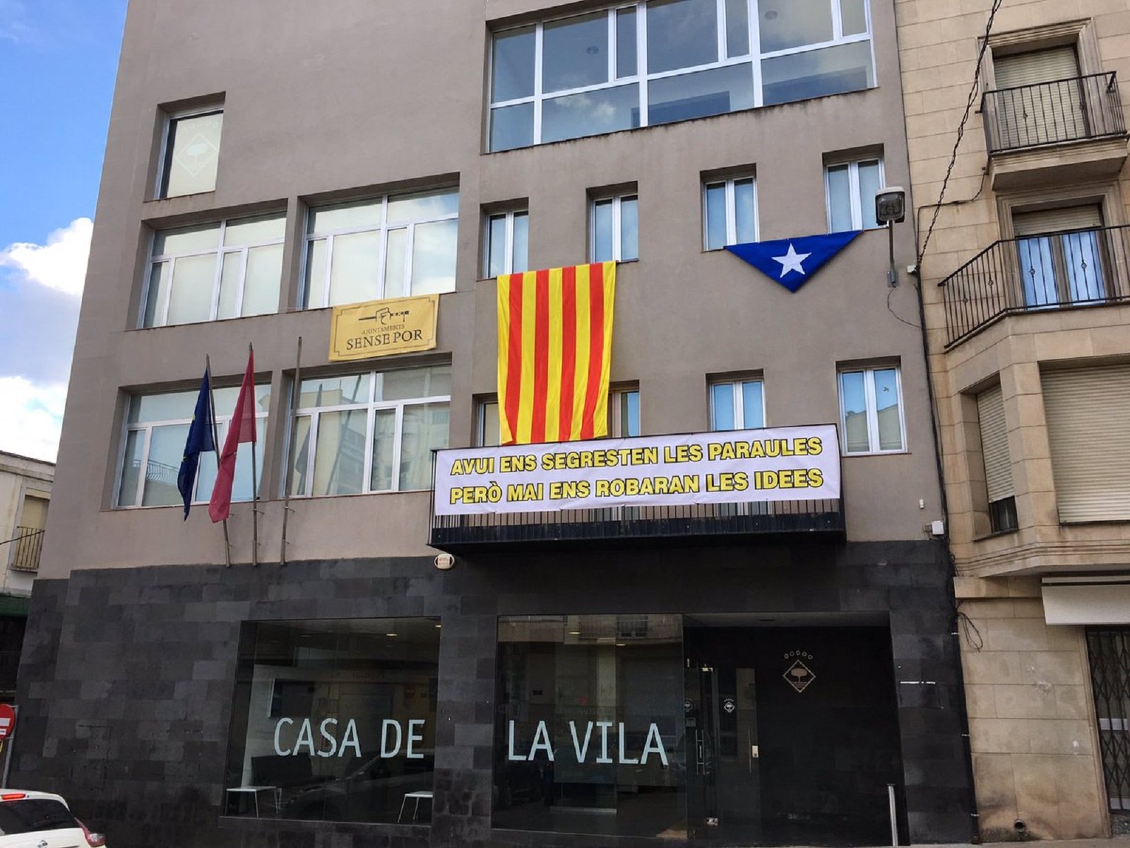 Cs denunciará al alcalde de Alcarràs por pancartas en el Ayuntamiento